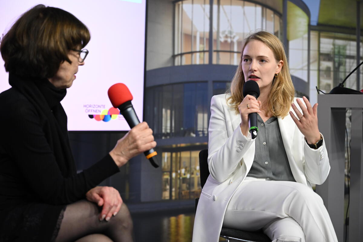 Ria Schröder, FDP, MdB, im Gespräch im Kommunikationsforum und Zelt des Deutschen Bundestages während der Feierlichkeiten zum Tag der Deutschen Einheit in Hamburg. Schröder, Ria Ria Schröder, FDP, MdB, im Gespräch im Kommunikationsforum und Zelt des Deutschen Bundestages während der Feierlichkeiten zum Tag der Deutschen Einheit in Hamburg.