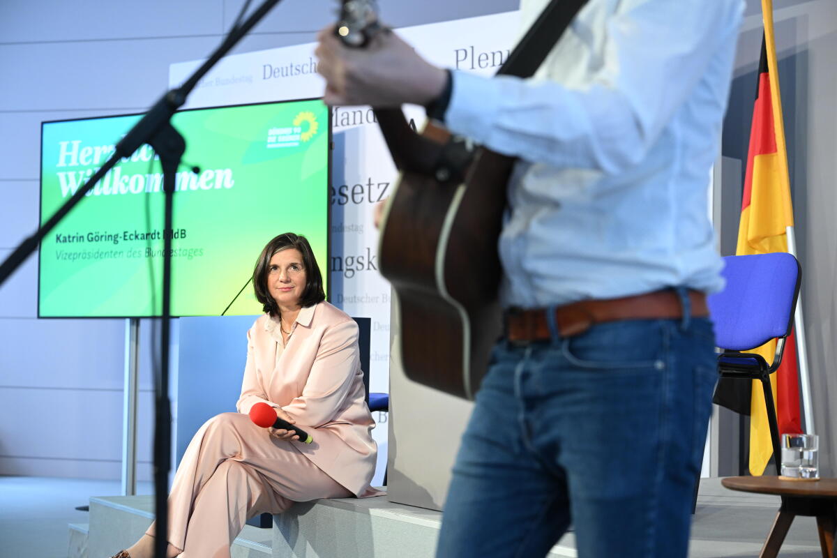 Vizepräsidentin des Deutschen Bundestages, Katrin Göring-Eckardt, Bündnis 90/Die Grünen, MdB, führt ein Gespräch mit musikalischer Begleitung im Forum Plenarsaal und Zelt des Deutschen Bundestages während der Feierlichkeiten zum Tag der Deutschen Einheit in Hamburg. Göring-Eckardt, Katrin Vizepräsidentin des Deutschen Bundestages, Katrin Göring-Eckardt, Bündnis 90/Die Grünen, MdB, führt ein Gespräch mit musikalischer Begleitung im Forum Plenarsaal und Zelt des Deutschen Bundestages während der Feierlichkeiten zum Tag der Deutschen Einheit in Hamburg.