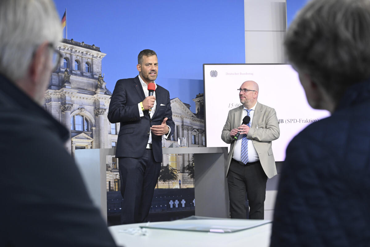 Falko Droßmann, SPD, MdB, im Gespräch im Kommunikationsforum und Zelt des Deutschen Bundestages während der Feierlichkeiten zum Tag der Deutschen Einheit in Hamburg. Droßmann, Falko Falko Droßmann, SPD, MdB, im Gespräch im Kommunikationsforum und Zelt des Deutschen Bundestages während der Feierlichkeiten zum Tag der Deutschen Einheit in Hamburg.