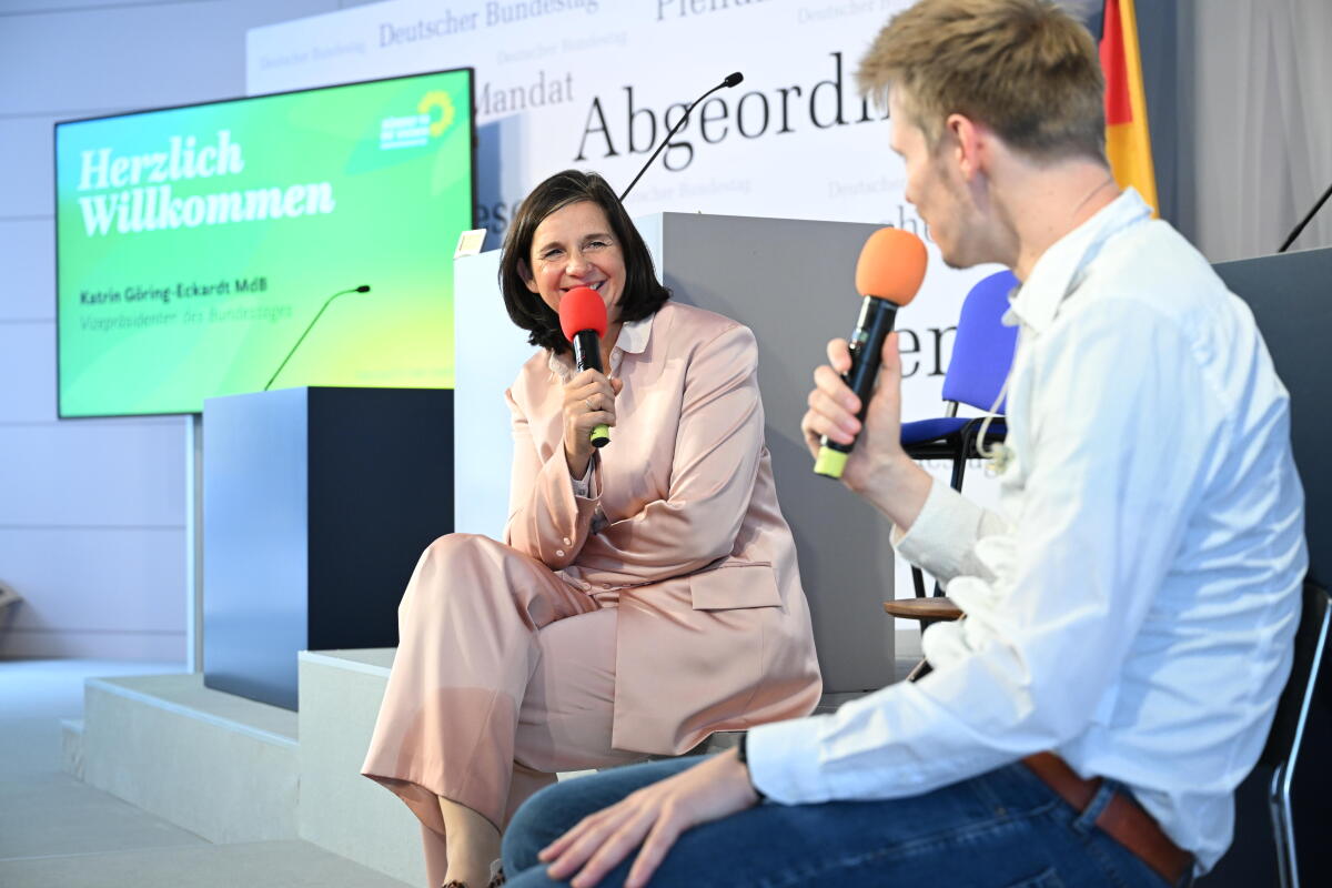 Vizepräsidentin des Deutschen Bundestages, Katrin Göring-Eckardt, Bündnis 90/Die Grünen, MdB, führt ein Gespräch mit musikalischer Begleitung im Forum Plenarsaal und Zelt des Deutschen Bundestages während der Feierlichkeiten zum Tag der Deutschen Einheit in Hamburg. Göring-Eckardt, Katrin Vizepräsidentin des Deutschen Bundestages, Katrin Göring-Eckardt, Bündnis 90/Die Grünen, MdB, führt ein Gespräch mit musikalischer Begleitung im Forum Plenarsaal und Zelt des Deutschen Bundestages während der Feierlichkeiten zum Tag der Deutschen Einheit in Hamburg.
