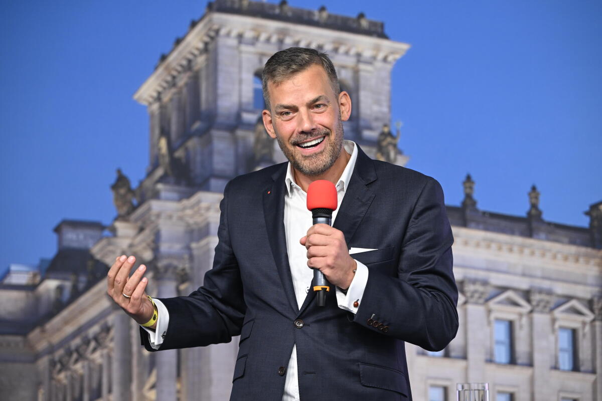 Falko Droßmann, SPD, MdB, im Gespräch im Kommunikationsforum und Zelt des Deutschen Bundestages während der Feierlichkeiten zum Tag der Deutschen Einheit in Hamburg. Droßmann, Falko Falko Droßmann, SPD, MdB, im Gespräch im Kommunikationsforum und Zelt des Deutschen Bundestages während der Feierlichkeiten zum Tag der Deutschen Einheit in Hamburg.