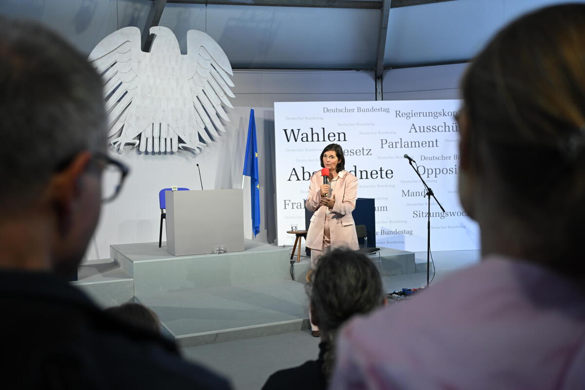 Vizepräsidentin des Deutschen Bundestages, Katrin Göring-Eckardt, Bündnis 90/ Die Grünen, MdB, im Gespräch im Forum Plenarsaal und Zelt des Deutschen Bundestages während der Feierlichkeiten zum Tag der Deutschen Einheit in Hamburg. Göring-Eckardt, Katrin Vizepräsidentin des Deutschen Bundestages, Katrin Göring-Eckardt, Bündnis 90/ Die Grünen, MdB, im Gespräch im Forum Plenarsaal und Zelt des Deutschen Bundestages während der Feierlichkeiten zum Tag der Deutschen Einheit in Hamburg.