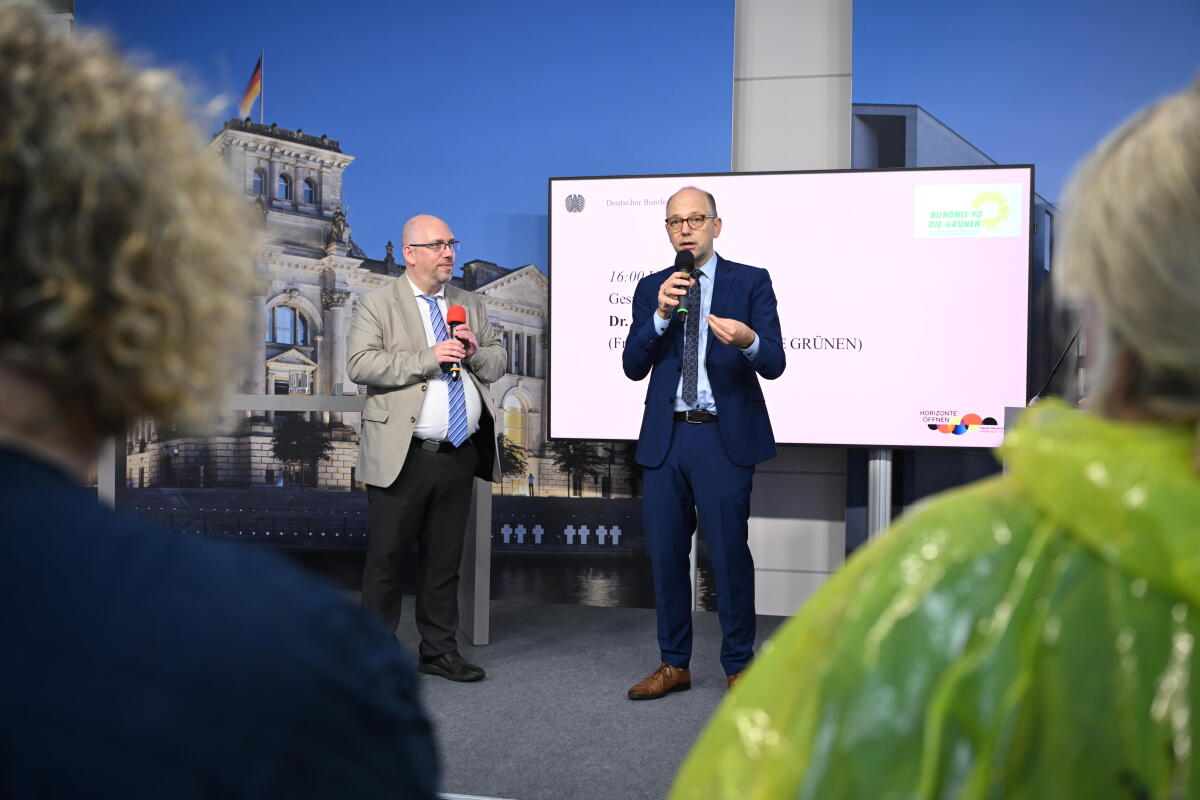 Till Steffen, Bündnis 90/Die Grünen, MdB, im Gespräch im Kommunikationsforum und Zelt des Deutschen Bundestages während der Feierlichkeiten zum Tag der Deutschen Einheit in Hamburg. Steffen, Till Till Steffen, Bündnis 90/Die Grünen, MdB, im Gespräch im Kommunikationsforum und Zelt des Deutschen Bundestages während der Feierlichkeiten zum Tag der Deutschen Einheit in Hamburg.