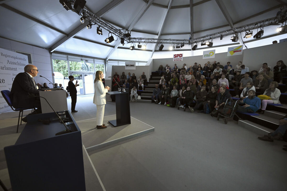 Ria Schröder, FDP, MdB, beim Planspiel im Forum Plenarsaal und Zelt des Deutschen Bundestages während der Feierlichkeiten zum Tag der Deutschen Einheit in Hamburg. Schröder, Ria Ria Schröder, FDP, MdB, beim Planspiel im Forum Plenarsaal und Zelt des Deutschen Bundestages während der Feierlichkeiten zum Tag der Deutschen Einheit in Hamburg.