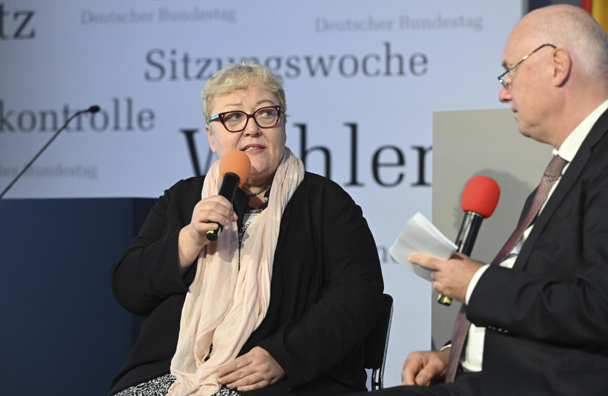 Beauftragte für die Opfer der SED-Diktatur, Evelyn Zupke, im Gespräch im Forum Plenarsaal und Zelt des Deutschen Bundestages während der Feierlichkeiten zum Tag der Deutschen Einheit in Hamburg. Zupke, Evelyn Beauftragte für die Opfer der SED-Diktatur, Evelyn Zupke, im Gespräch im Forum Plenarsaal und Zelt des Deutschen Bundestages während der Feierlichkeiten zum Tag der Deutschen Einheit in Hamburg.