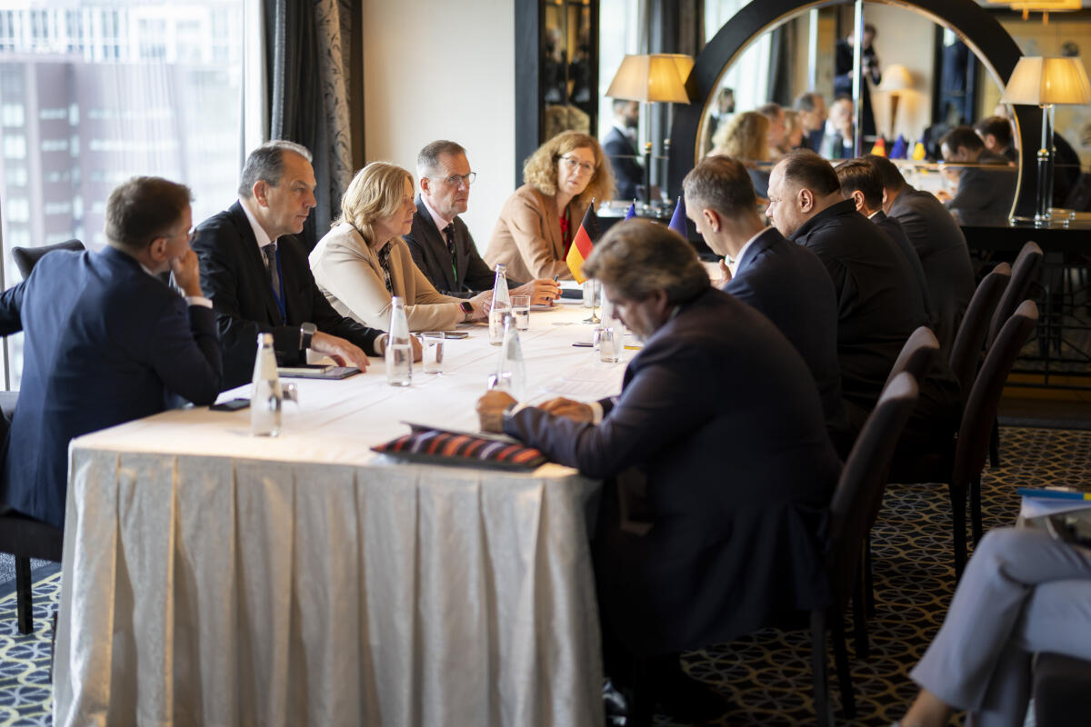 Bundestagspräsidentin Bärbel Bas (3vl), SPD, MdB, reist im Rahmen der 21. Konferenz der Präsidentinnen und Präsidenten der Parlamente der G7-Staaten nach Japan. Hier im Gespräch mit Ruslan Stefantschuk, Vorsitzender der ukrainischen Werchowna Rada. Bas, Bärbel Bundestagspräsidentin Bärbel Bas (3vl), SPD, MdB, reist im Rahmen der 21. Konferenz der Präsidentinnen und Präsidenten der Parlamente der G7-Staaten nach Japan. Hier im Gespräch mit Ruslan Stefantschuk, Vorsitzender der ukrainischen Werchowna Rada.
