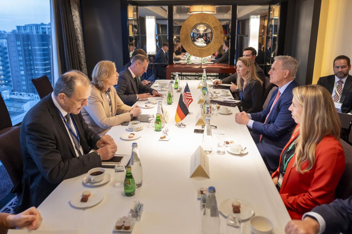 Bundestagspräsidentin Bärbel Bas (2vl), SPD, MdB, reist im Rahmen der 21. Konferenz der Präsidentinnen und Präsidenten der Parlamente der G7-Staaten nach Japan. Hier im Gespräch mit Kevin McCarthy (2vr), Sprecher des US-Repräsentantenhauses. Bas, Bärbel Bundestagspräsidentin Bärbel Bas (2vl), SPD, MdB, reist im Rahmen der 21. Konferenz der Präsidentinnen und Präsidenten der Parlamente der G7-Staaten nach Japan. Hier im Gespräch mit Kevin McCarthy (2vr), Sprecher des US-Repräsentantenhauses.