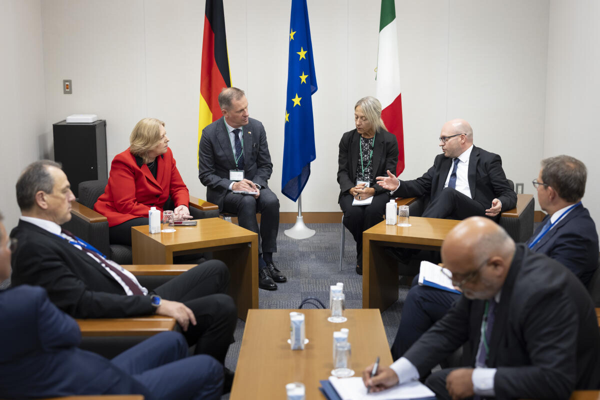Bundestagspräsidentin Bärbel Bas (2vl), SPD, MdB, reist im Rahmen der 21. Konferenz der Präsidentinnen und Präsidenten der Parlamente der G7-Staaten nach Japan. Hier im Gespräch mit dem Präsidenten der italienischen Abgeordnetenkammer, Lorenzo Fontana (3vr). Bas, Bärbel Bundestagspräsidentin Bärbel Bas (2vl), SPD, MdB, reist im Rahmen der 21. Konferenz der Präsidentinnen und Präsidenten der Parlamente der G7-Staaten nach Japan. Hier im Gespräch mit dem Präsidenten der italienischen Abgeordnetenkammer, Lorenzo Fontana (3vr).
