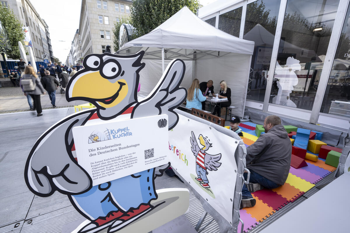 Kinderbereich vor dem Kommunikationsforum des Deutschen Bundestages während der Feierlichkeiten zum Tag der Deutschen Einheit in Hamburg. Maskottchen Karlchen Adler weist darauf hin. Kinderbereich vor dem Kommunikationsforum des Deutschen Bundestages während der Feierlichkeiten zum Tag der Deutschen Einheit in Hamburg. Maskottchen Karlchen Adler weist darauf hin.