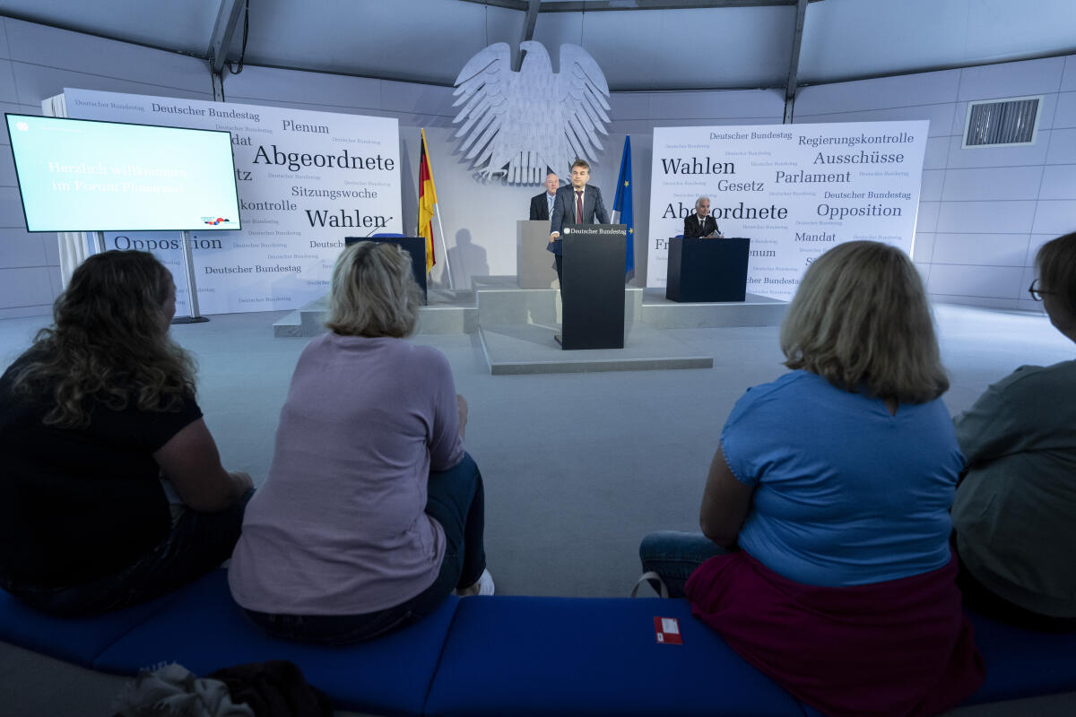 Besucherinnen und Besucher nehmen am moderierten Planspiel im Forum Plenarsaal und Zelt des Deutschen Bundestages während der Feierlichkeiten zum Tag der Deutschen Einheit in Hamburg teil. Sie spielen die Verabschiedung eines Gesetzes mit Abstimmung nach. Besucherinnen und Besucher nehmen am moderierten Planspiel im Forum Plenarsaal und Zelt des Deutschen Bundestages während der Feierlichkeiten zum Tag der Deutschen Einheit in Hamburg teil. Sie spielen die Verabschiedung eines Gesetzes mit Abstimmung nach.