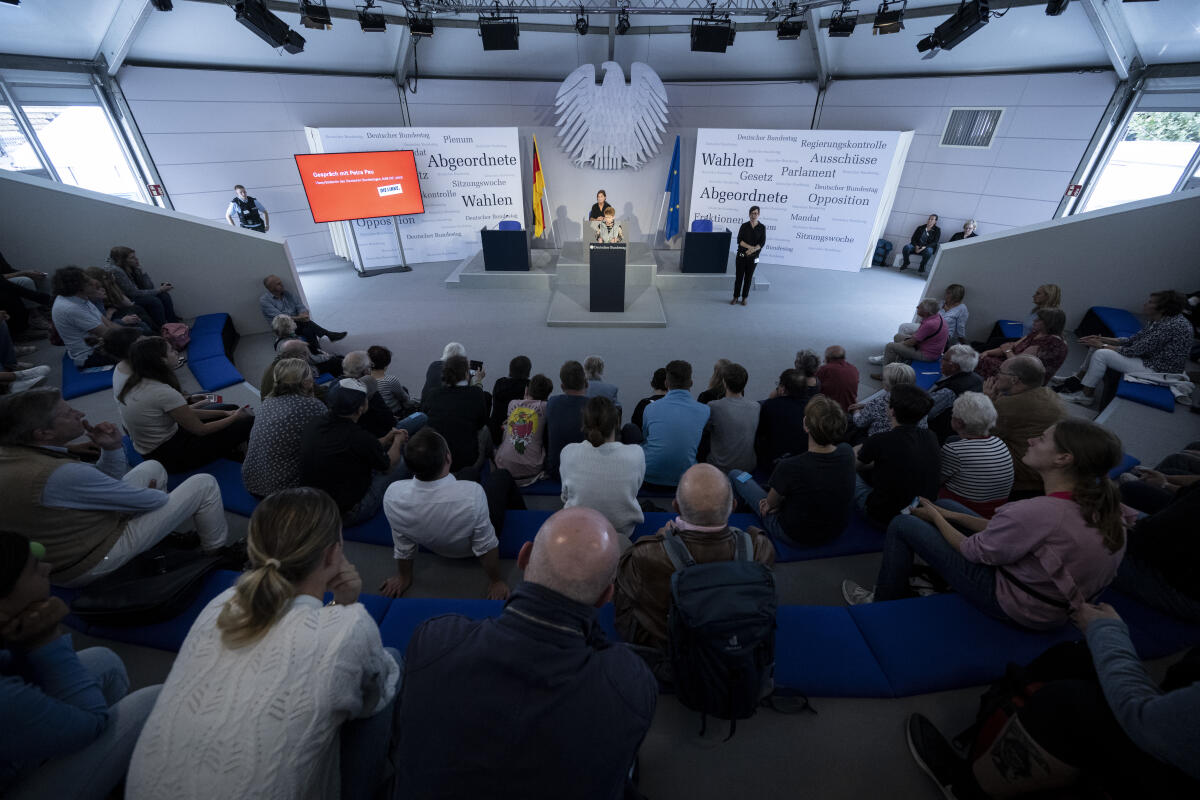 Vizepräsidentin des Deutschen Bundestages, Petra Pau, Die Linke, MdB, spricht im Forum Plenarsaal und Zelt des Deutschen Bundestages beim Planspiel während der Feierlichkeiten zum Tag der Deutschen Einheit in Hamburg. Besucherinnen und Besucher erleben hier die Entstehung eines Gesetzes. Vizepräsidentin des Deutschen Bundestages, Petra Pau, Die Linke, MdB, spricht im Forum Plenarsaal und Zelt des Deutschen Bundestages beim Planspiel während der Feierlichkeiten zum Tag der Deutschen Einheit in Hamburg. Besucherinnen und Besucher erleben hier die Entstehung eines Gesetzes.