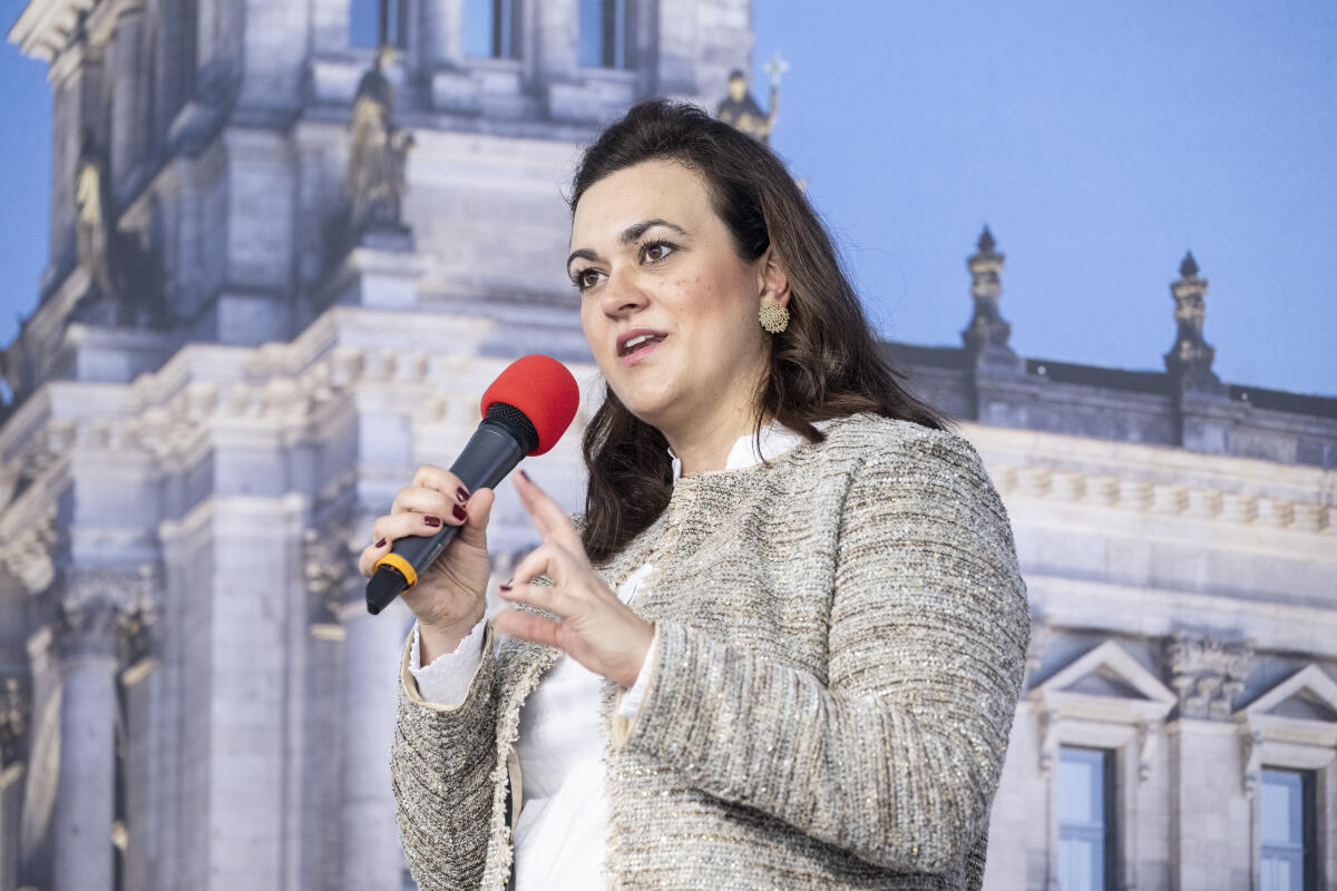 Franziska Hoppermann, CDU/CSU, MdB, im Gespräch im Kommunikationsforum und Zelt des Deutschen Bundestages während der Feierlichkeiten zum Tag der Deutschen Einheit in Hamburg. Franziska Hoppermann, CDU/CSU, MdB, im Gespräch im Kommunikationsforum und Zelt des Deutschen Bundestages während der Feierlichkeiten zum Tag der Deutschen Einheit in Hamburg.