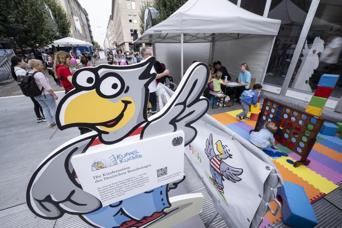 Kinderbereich vor dem Kommunikationsforum des Deutschen Bundestages während der Feierlichkeiten zum Tag der Deutschen Einheit in Hamburg. Maskottchen Karlchen Adler weist darauf hin. Kinderbereich vor dem Kommunikationsforum des Deutschen Bundestages während der Feierlichkeiten zum Tag der Deutschen Einheit in Hamburg. Maskottchen Karlchen Adler weist darauf hin.