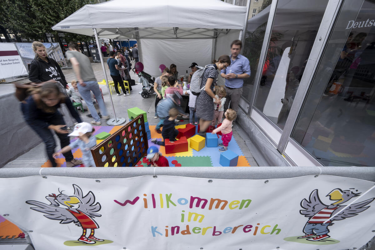 Kinderbereich vor dem Kommunikationsforum des Deutschen Bundestages während der Feierlichkeiten zum Tag der Deutschen Einheit in Hamburg. Maskottchen Karlchen Adler weist darauf hin. Kinderbereich vor dem Kommunikationsforum des Deutschen Bundestages während der Feierlichkeiten zum Tag der Deutschen Einheit in Hamburg. Maskottchen Karlchen Adler weist darauf hin.