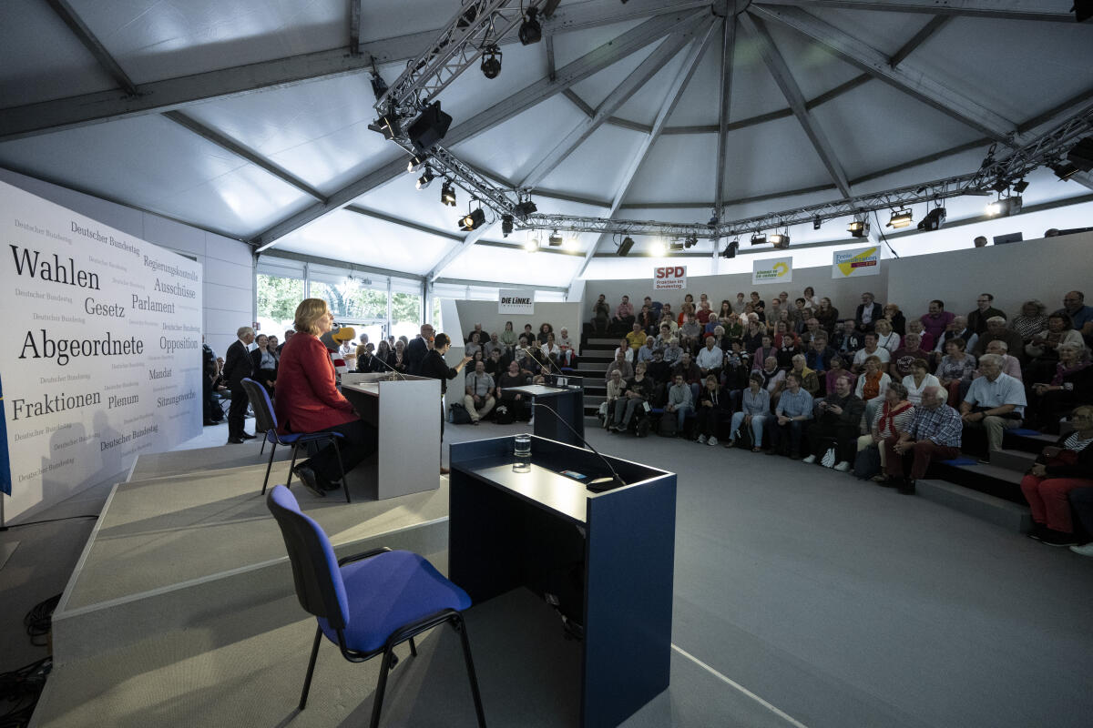 Präsidentin des Deutschen Bundestages, Bärbel Bas, SPD, MdB, im Gespräch mit Bürgerinnen und Bürgern im Forum Plenarsaal und Zelt des Deutschen Bundestages während der Feierlichkeiten zum Tag der Deutschen Einheit in Hamburg. Bas, Bärbel Präsidentin des Deutschen Bundestages, Bärbel Bas, SPD, MdB, im Gespräch mit Bürgerinnen und Bürgern im Forum Plenarsaal und Zelt des Deutschen Bundestages während der Feierlichkeiten zum Tag der Deutschen Einheit in Hamburg.