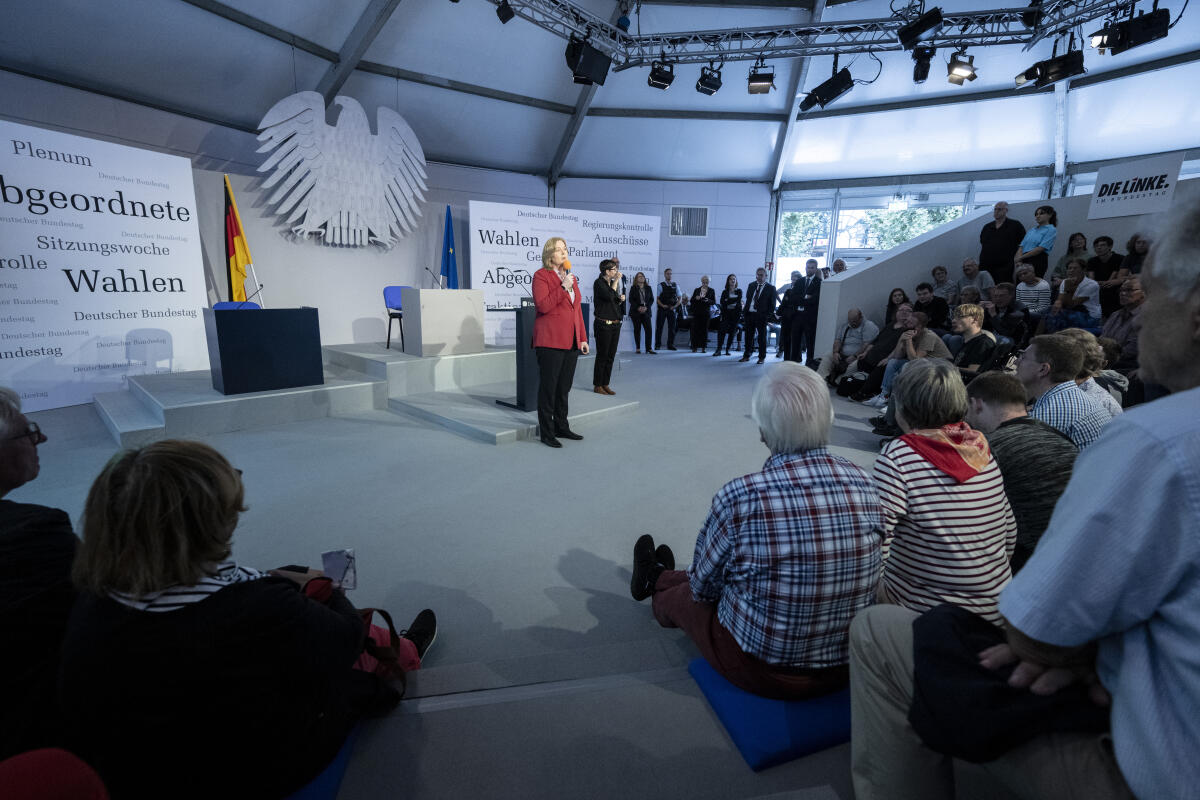Präsidentin des Deutschen Bundestages, Bärbel Bas, SPD, MdB, im Gespräch mit Bürgerinnen und Bürgern im Forum Plenarsaal und Zelt des Deutschen Bundestages während der Feierlichkeiten zum Tag der Deutschen Einheit in Hamburg. Bas, Bärbel Präsidentin des Deutschen Bundestages, Bärbel Bas, SPD, MdB, im Gespräch mit Bürgerinnen und Bürgern im Forum Plenarsaal und Zelt des Deutschen Bundestages während der Feierlichkeiten zum Tag der Deutschen Einheit in Hamburg.