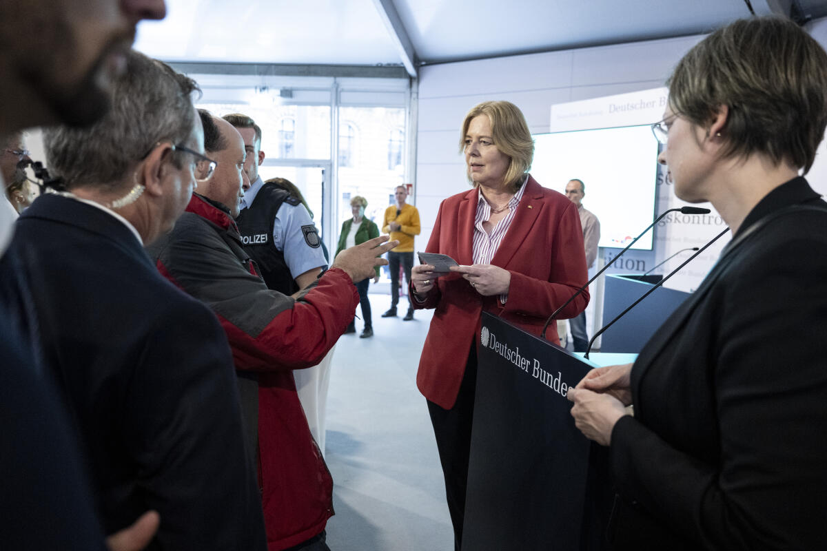 Präsidentin des Deutschen Bundestages, Bärbel Bas, SPD, MdB, im Gespräch mit Bürgerinnen und Bürgern im Forum Plenarsaal und Zelt des Deutschen Bundestages während der Feierlichkeiten zum Tag der Deutschen Einheit in Hamburg. Bas, Bärbel Präsidentin des Deutschen Bundestages, Bärbel Bas, SPD, MdB, im Gespräch mit Bürgerinnen und Bürgern im Forum Plenarsaal und Zelt des Deutschen Bundestages während der Feierlichkeiten zum Tag der Deutschen Einheit in Hamburg.