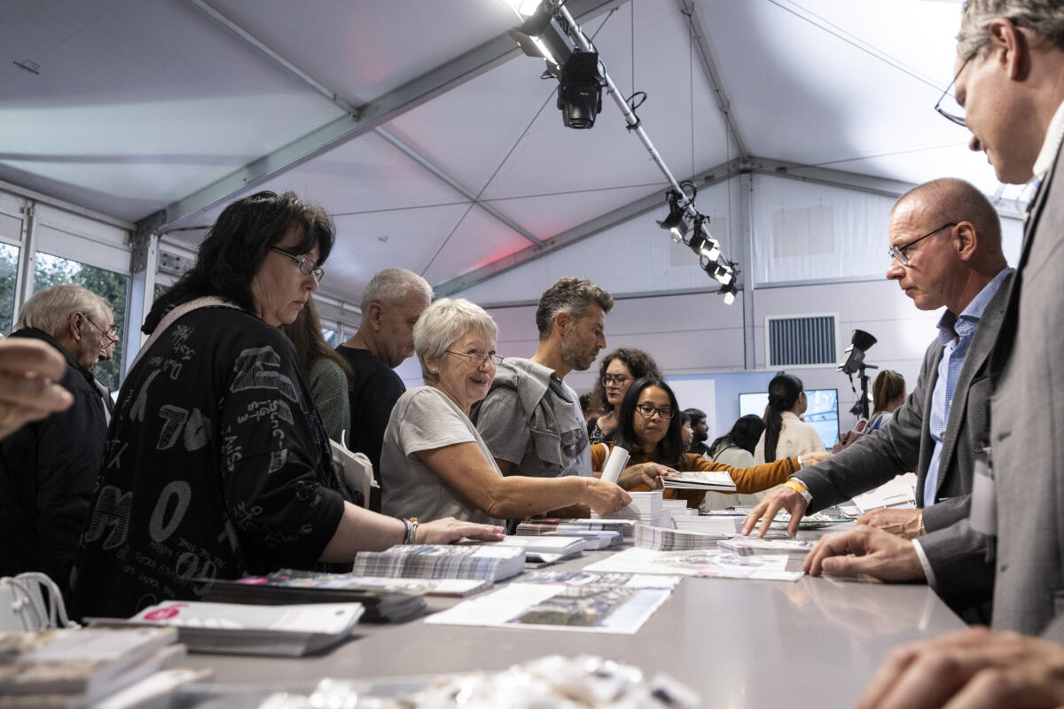 Besucherinnen und Besucher am Stand des Referates IK 2 Öffentlichkeitsarbeit im Kommunikationsforum und Zelt des Deutschen Bundestages während der Feierlichkeiten zum Tag der Deutschen Einheit in Hamburg. Besucherinnen und Besucher am Stand des Referates IK 2 Öffentlichkeitsarbeit im Kommunikationsforum und Zelt des Deutschen Bundestages während der Feierlichkeiten zum Tag der Deutschen Einheit in Hamburg.