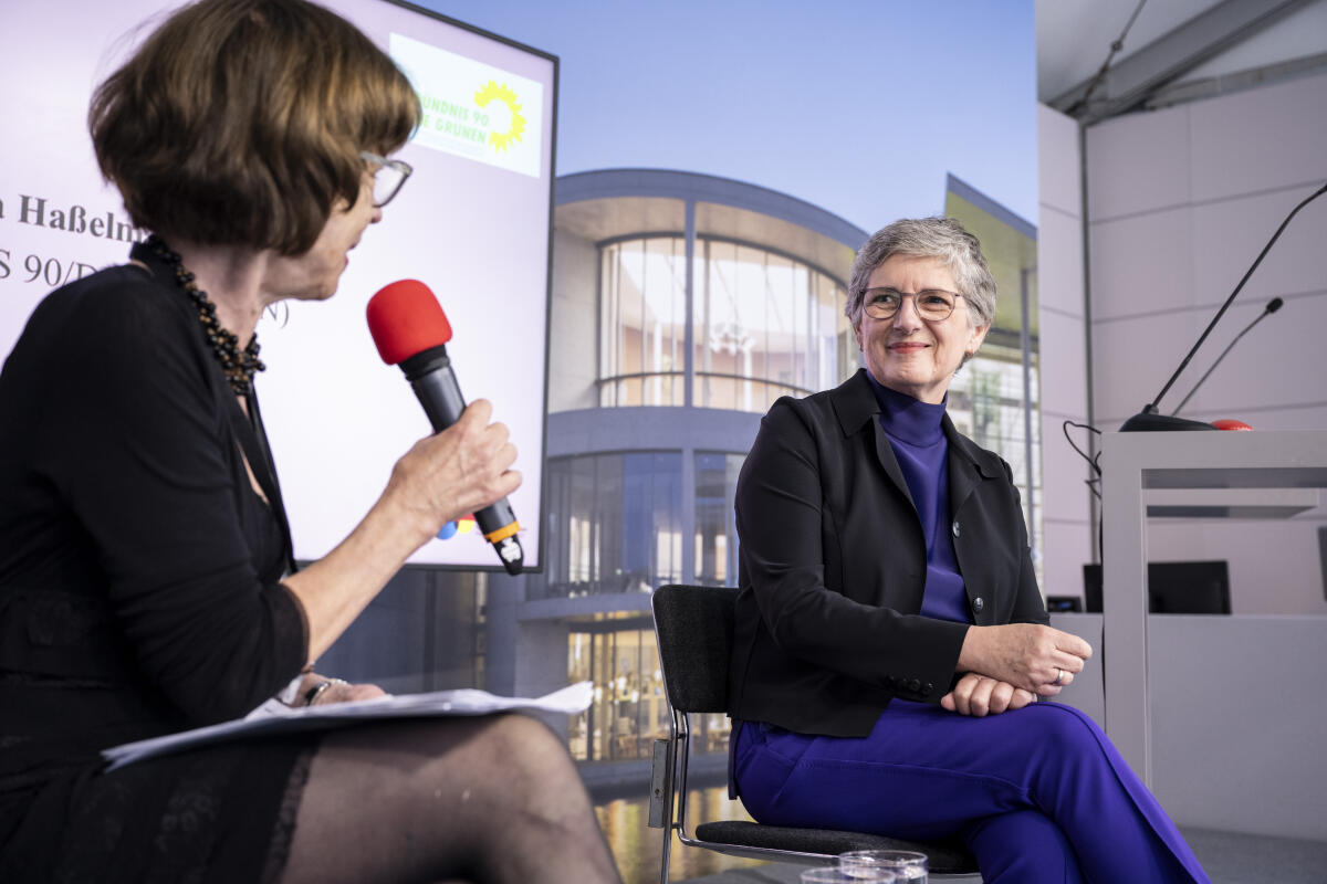 Fraktionsvorsitzende, Britta Haßelmann, Bündnis 90/Die Grünen, MdB, im Gespräch im Kommunikationsforum und Zelt des Deutschen Bundestages während der Feierlichkeiten zum Tag der Deutschen Einheit in Hamburg. Fraktionsvorsitzende, Britta Haßelmann, Bündnis 90/Die Grünen, MdB, im Gespräch im Kommunikationsforum und Zelt des Deutschen Bundestages während der Feierlichkeiten zum Tag der Deutschen Einheit in Hamburg.