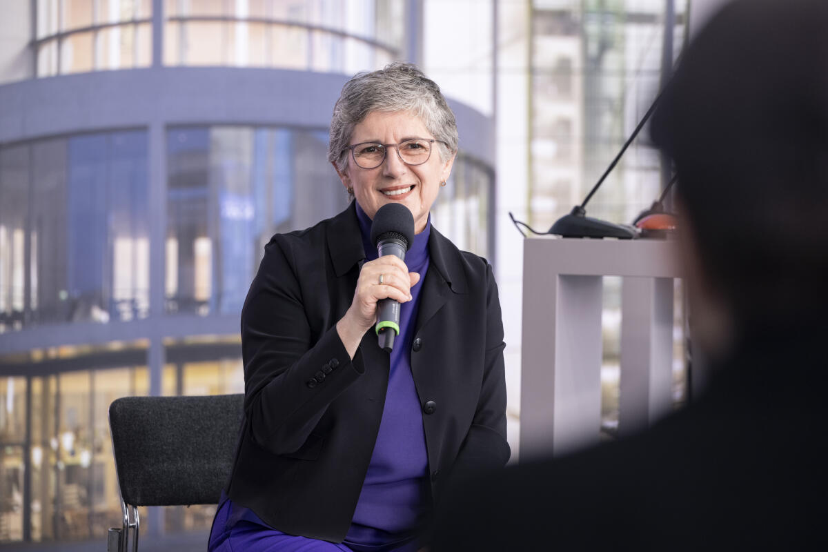 Fraktionsvorsitzende, Britta Haßelmann, Bündnis 90/Die Grünen, MdB, im Gespräch im Kommunikationsforum und Zelt des Deutschen Bundestages während der Feierlichkeiten zum Tag der Deutschen Einheit in Hamburg. Fraktionsvorsitzende, Britta Haßelmann, Bündnis 90/Die Grünen, MdB, im Gespräch im Kommunikationsforum und Zelt des Deutschen Bundestages während der Feierlichkeiten zum Tag der Deutschen Einheit in Hamburg.