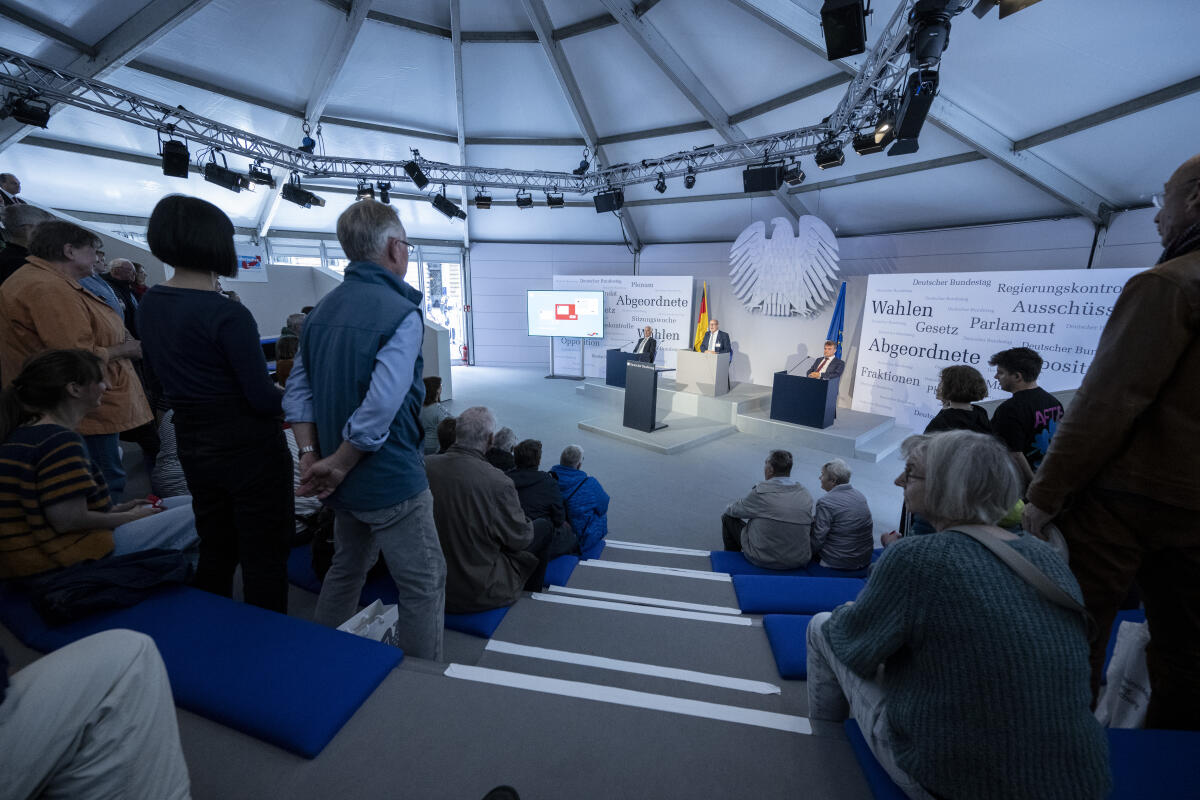 Besucherinnen und Besucher nehmen am moderierten Planspiel im Forum Plenarsaal und Zelt des Deutschen Bundestages während der Feierlichkeiten zum Tag der Deutschen Einheit in Hamburg teil. Sie spielen die Verabschiedung eines Gesetzes mit Abstimmung nach. Besucherinnen und Besucher nehmen am moderierten Planspiel im Forum Plenarsaal und Zelt des Deutschen Bundestages während der Feierlichkeiten zum Tag der Deutschen Einheit in Hamburg teil. Sie spielen die Verabschiedung eines Gesetzes mit Abstimmung nach.