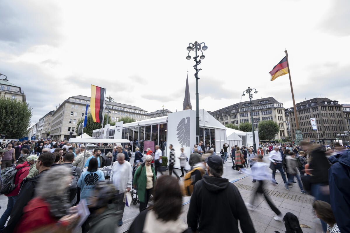 Besucherinnen und Besucher vor den Zelten des Deutschen Bundestages Kommunikationsforum und Forum Plenarsaal während der Feierlichkeiten zum Tag der Deutschen Einheit in Hamburg. Besucherinnen und Besucher vor den Zelten des Deutschen Bundestages Kommunikationsforum und Forum Plenarsaal während der Feierlichkeiten zum Tag der Deutschen Einheit in Hamburg.