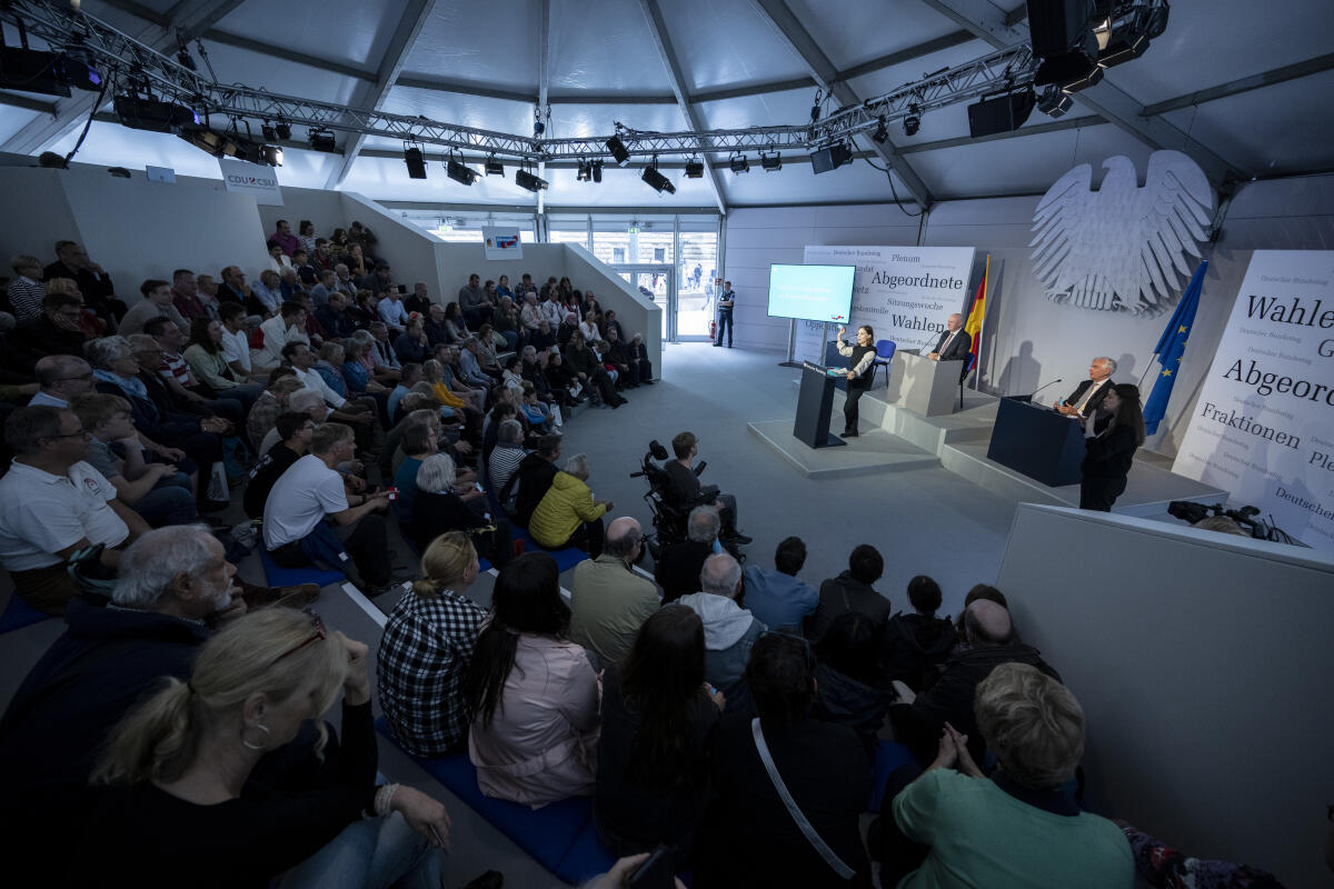 Besucherinnen und Besucher nehmen am moderierten Planspiel im Forum Plenarsaal und Zelt des Deutschen Bundestages während der Feierlichkeiten zum Tag der Deutschen Einheit in Hamburg teil. Sie spielen die Verabschiedung eines Gesetzes mit Abstimmung nach. Besucherinnen und Besucher nehmen am moderierten Planspiel im Forum Plenarsaal und Zelt des Deutschen Bundestages während der Feierlichkeiten zum Tag der Deutschen Einheit in Hamburg teil. Sie spielen die Verabschiedung eines Gesetzes mit Abstimmung nach.