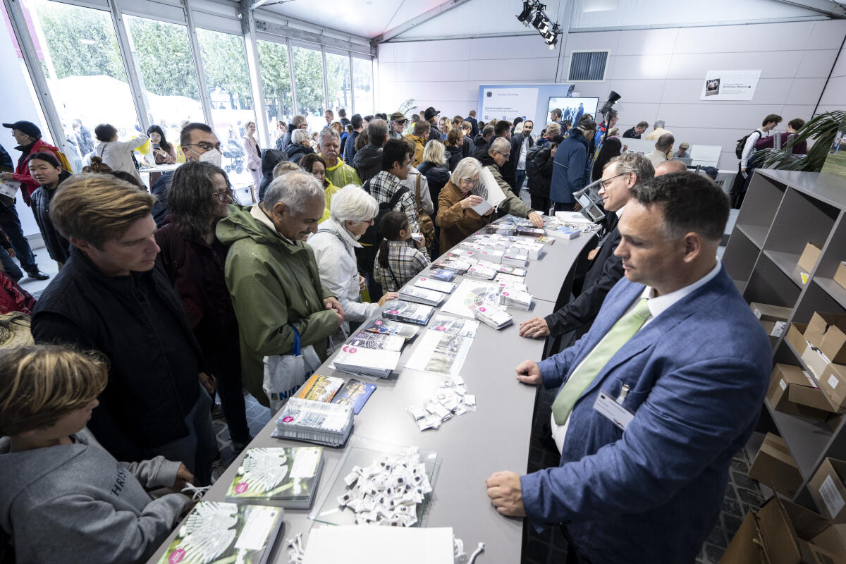Besucherinnen und Besucher am Stand des Referates IK 2 Öffentlichkeitsarbeit im Kommunikationsforum und Zelt des Deutschen Bundestages während der Feierlichkeiten zum Tag der Deutschen Einheit in Hamburg. Besucherinnen und Besucher am Stand des Referates IK 2 Öffentlichkeitsarbeit im Kommunikationsforum und Zelt des Deutschen Bundestages während der Feierlichkeiten zum Tag der Deutschen Einheit in Hamburg.