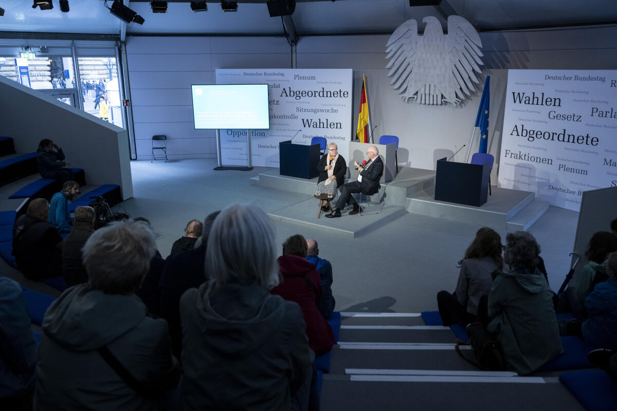 Beauftragte für die Opfer der SED-Diktatur, Evelyn Zupke, im Gespräch im Forum Plenarsaal und Zelt des Deutschen Bundestages während der Feierlichkeiten zum Tag der Deutschen Einheit in Hamburg. Zupke, Evelyn Beauftragte für die Opfer der SED-Diktatur, Evelyn Zupke, im Gespräch im Forum Plenarsaal und Zelt des Deutschen Bundestages während der Feierlichkeiten zum Tag der Deutschen Einheit in Hamburg.