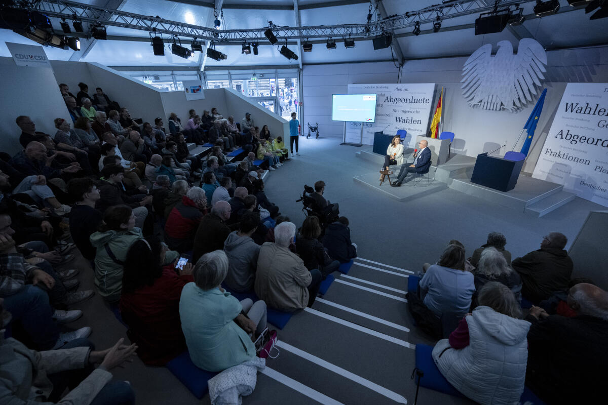 Franziska Hoppermann, CDU/CSU, MdB, im Gespräch im Forum Plenarsaal und Zelt des Deutschen Bundestages während der Feierlichkeiten zum Tag der Deutschen Einheit in Hamburg. Hoppermann, Franziska Franziska Hoppermann, CDU/CSU, MdB, im Gespräch im Forum Plenarsaal und Zelt des Deutschen Bundestages während der Feierlichkeiten zum Tag der Deutschen Einheit in Hamburg.