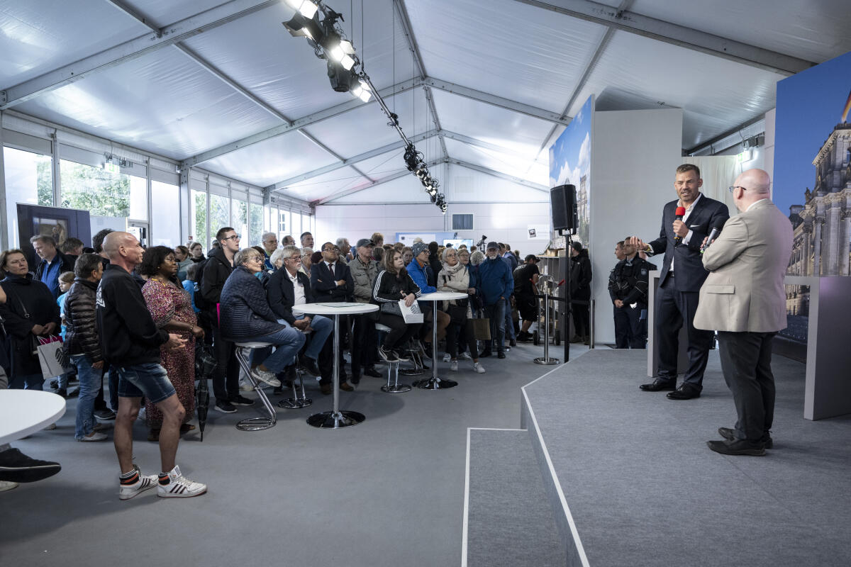 Falko Droßmann, SPD, MdB, im Gespräch im Kommunikationsforum und Zelt des Deutschen Bundestages während der Feierlichkeiten zum Tag der Deutschen Einheit in Hamburg. Droßmann, Falko Falko Droßmann, SPD, MdB, im Gespräch im Kommunikationsforum und Zelt des Deutschen Bundestages während der Feierlichkeiten zum Tag der Deutschen Einheit in Hamburg.