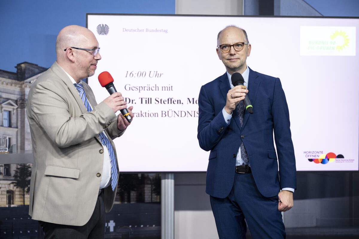 Till Steffen, Bündnis 90/Die Grünen, MdB, im Gespräch im Kommunikationsforum und Zelt des Deutschen Bundestages während der Feierlichkeiten zum Tag der Deutschen Einheit in Hamburg. Till Steffen, Bündnis 90/Die Grünen, MdB, im Gespräch im Kommunikationsforum und Zelt des Deutschen Bundestages während der Feierlichkeiten zum Tag der Deutschen Einheit in Hamburg.
