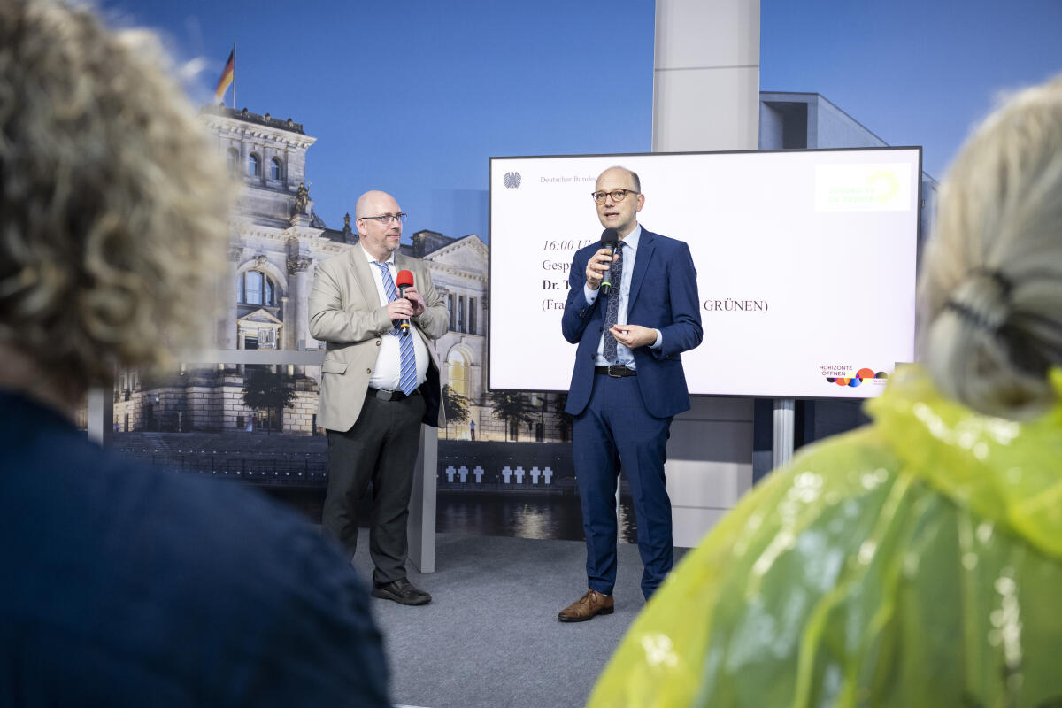 Till Steffen, Bündnis 90/Die Grünen, MdB, im Gespräch im Kommunikationsforum und Zelt des Deutschen Bundestages während der Feierlichkeiten zum Tag der Deutschen Einheit in Hamburg. Till Steffen, Bündnis 90/Die Grünen, MdB, im Gespräch im Kommunikationsforum und Zelt des Deutschen Bundestages während der Feierlichkeiten zum Tag der Deutschen Einheit in Hamburg.
