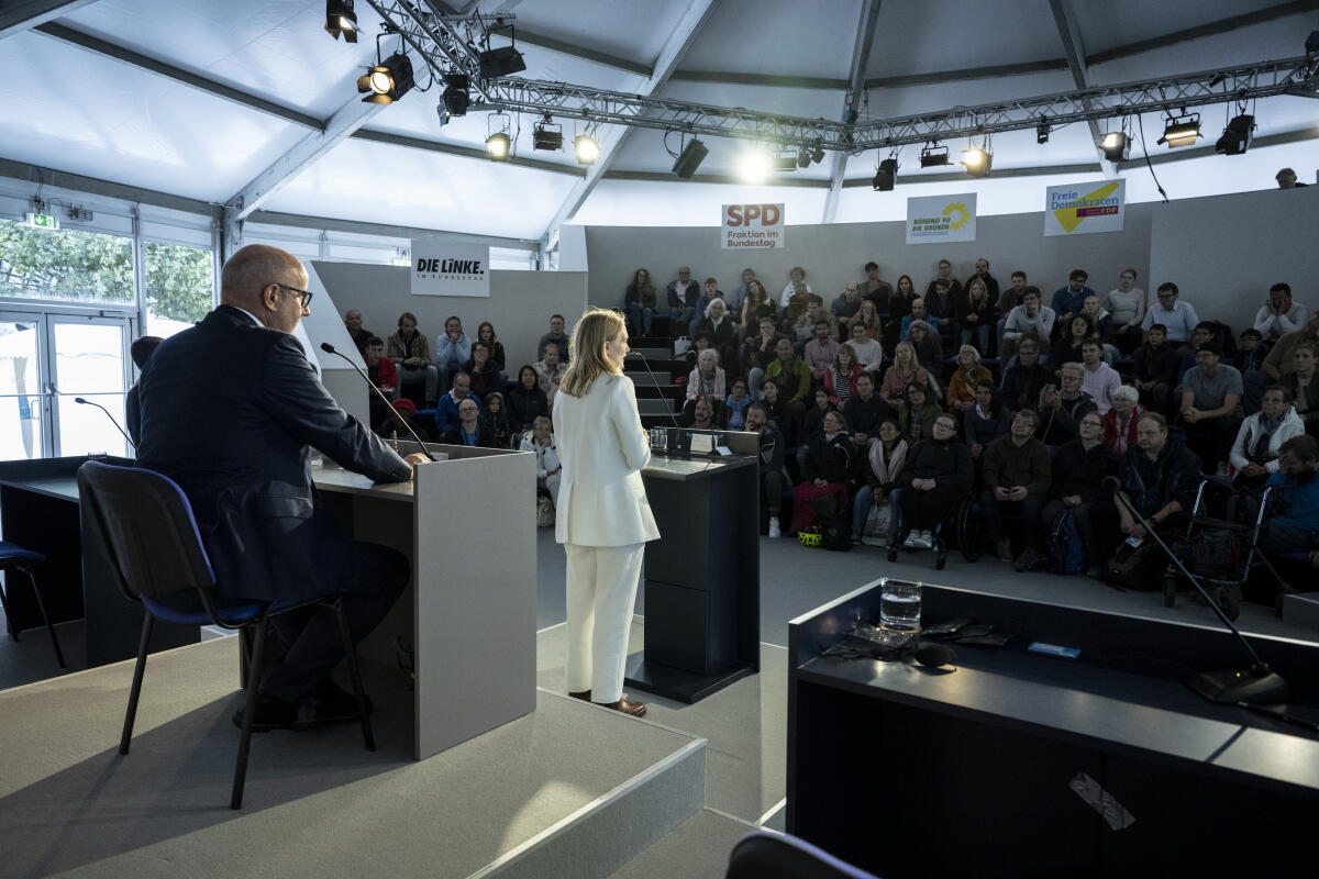 Ria Schröder, FDP, MdB, beim Planspiel im Forum Plenarsaal und Zelt des Deutschen Bundestages während der Feierlichkeiten zum Tag der Deutschen Einheit in Hamburg. Schröder, Ria Ria Schröder, FDP, MdB, beim Planspiel im Forum Plenarsaal und Zelt des Deutschen Bundestages während der Feierlichkeiten zum Tag der Deutschen Einheit in Hamburg.
