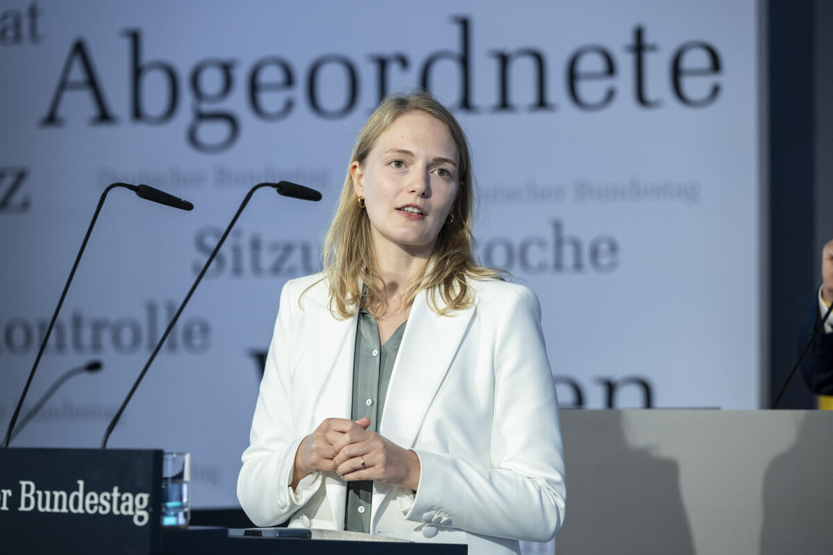 Ria Schröder, FDP, MdB, beim Planspiel im Forum Plenarsaal und Zelt des Deutschen Bundestages während der Feierlichkeiten zum Tag der Deutschen Einheit in Hamburg. Schröder, Ria Ria Schröder, FDP, MdB, beim Planspiel im Forum Plenarsaal und Zelt des Deutschen Bundestages während der Feierlichkeiten zum Tag der Deutschen Einheit in Hamburg.
