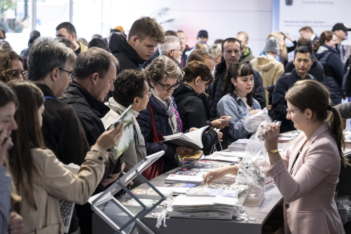 Besucherinnen und Besucher am Stand des Referates IK 2 Öffentlichkeitsarbeit im Kommunikationsforum und Zelt des Deutschen Bundestages auf der Festveranstaltung zum Tag der Deutschen Einheit in Hamburg. Besucherinnen und Besucher am Stand des Referates IK 2 Öffentlichkeitsarbeit im Kommunikationsforum und Zelt des Deutschen Bundestages auf der Festveranstaltung zum Tag der Deutschen Einheit in Hamburg.