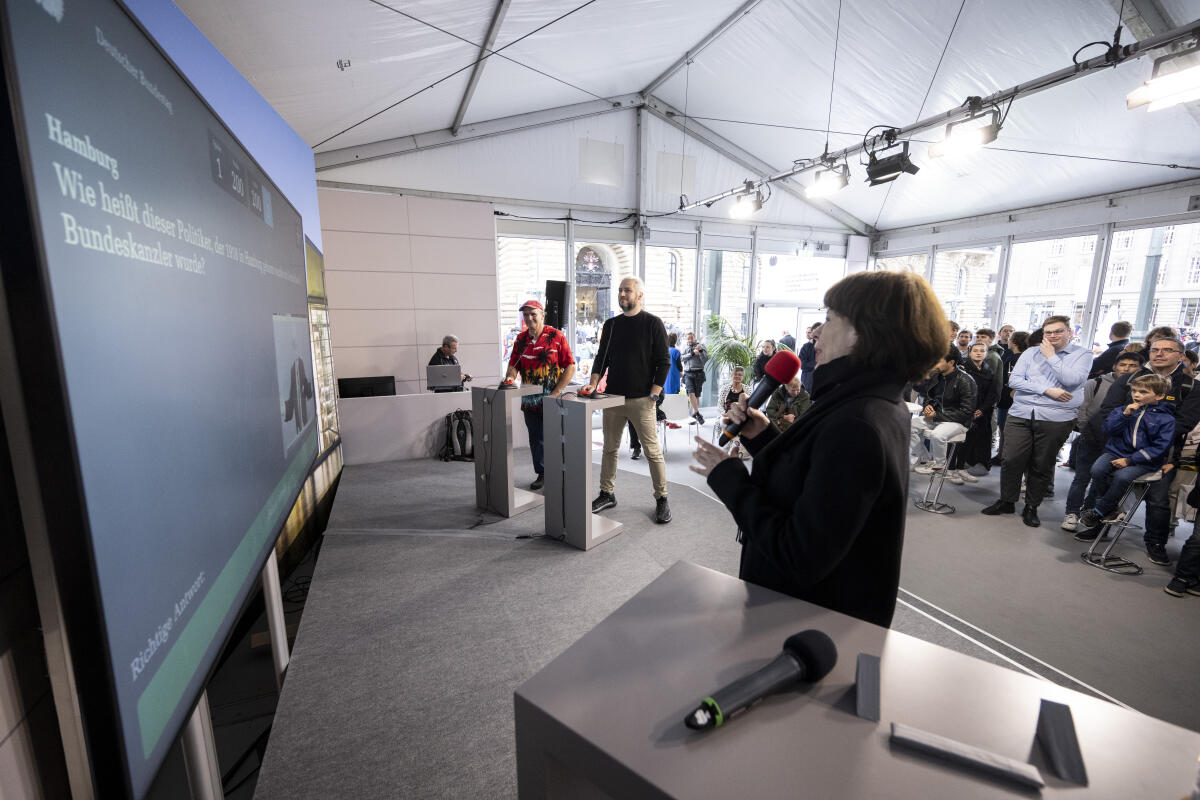 Besucherinnen und Besucher beim Quiz im Zelt des Deutschen Bundestages am Stand des Referates IK 2 Öffentlichkeitsarbeit im Kommunikationsforum bei den Feierlichkeiten zum Tag der Deutschen Einheit in Hamburg. Besucherinnen und Besucher beim Quiz im Zelt des Deutschen Bundestages am Stand des Referates IK 2 Öffentlichkeitsarbeit im Kommunikationsforum bei den Feierlichkeiten zum Tag der Deutschen Einheit in Hamburg.