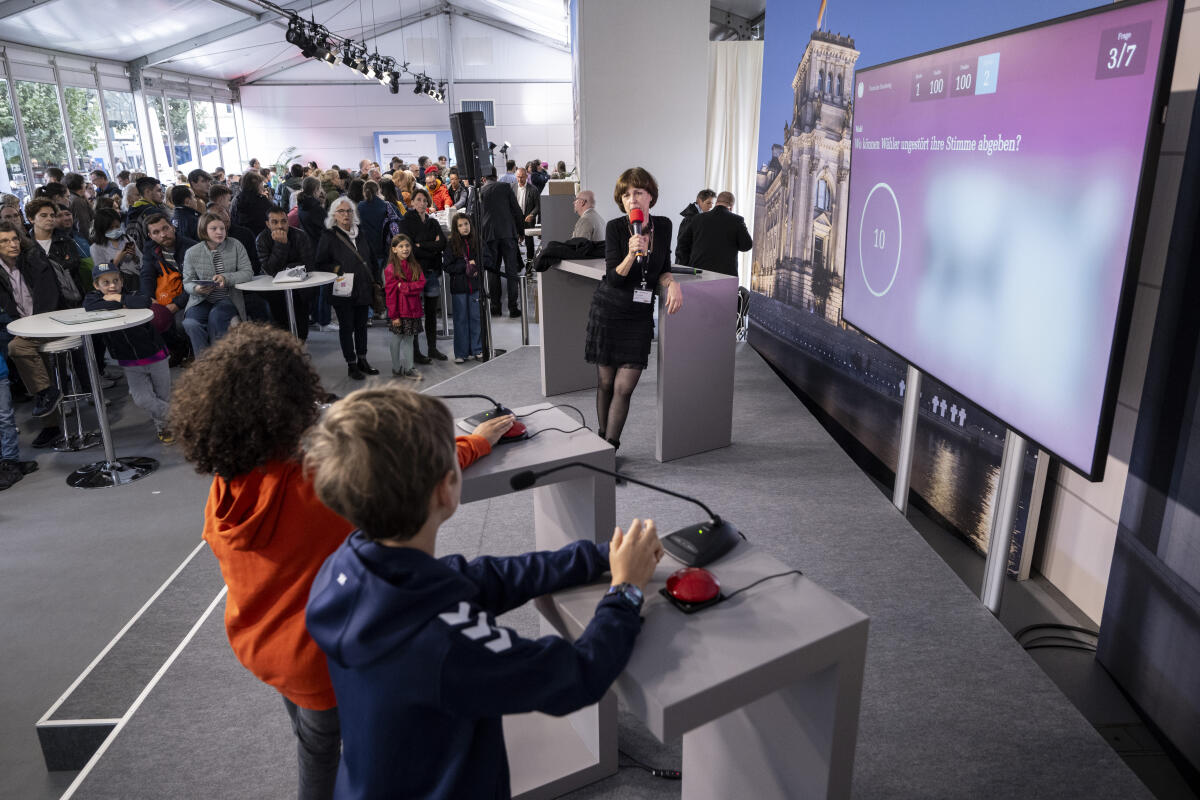 Besucherinnen und Besucher beim Quiz im Zelt des Deutschen Bundestages am Stand des Referates IK 2 Öffentlichkeitsarbeit im Kommunikationsforum bei den Feierlichkeiten zum Tag der Deutschen Einheit in Hamburg. Besucherinnen und Besucher beim Quiz im Zelt des Deutschen Bundestages am Stand des Referates IK 2 Öffentlichkeitsarbeit im Kommunikationsforum bei den Feierlichkeiten zum Tag der Deutschen Einheit in Hamburg.