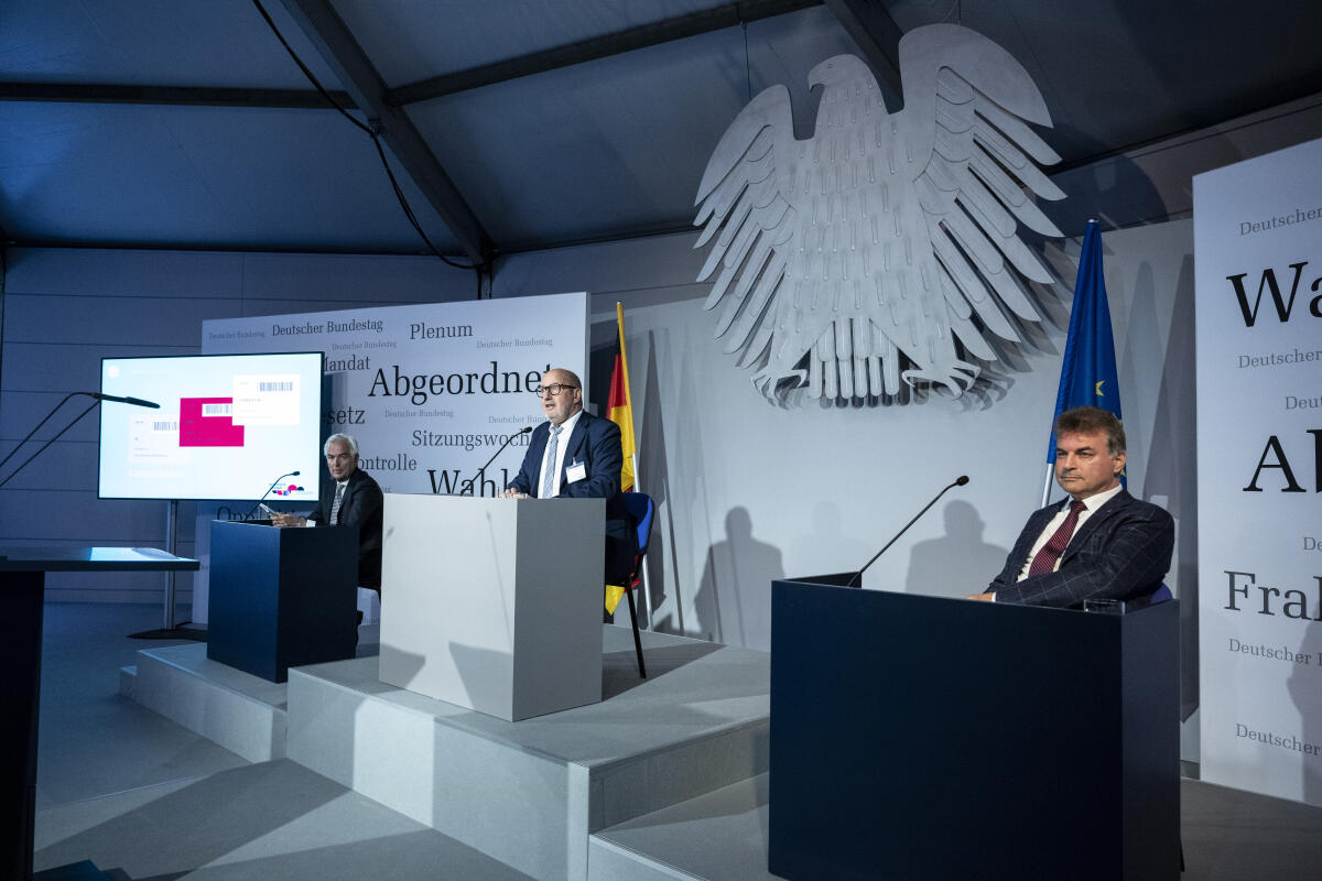 Besucherinnen und Besucher nehmen am moderierten Planspiel im Forum Plenarsaal und Zelt des Deutschen Bundestages während der Feierlichkeiten zum Tag der Deutschen Einheit in Hamburg teil. Sie spielen die Verabschiedung eines Gesetzes mit Abstimmung nach. Besucherinnen und Besucher nehmen am moderierten Planspiel im Forum Plenarsaal und Zelt des Deutschen Bundestages während der Feierlichkeiten zum Tag der Deutschen Einheit in Hamburg teil. Sie spielen die Verabschiedung eines Gesetzes mit Abstimmung nach.