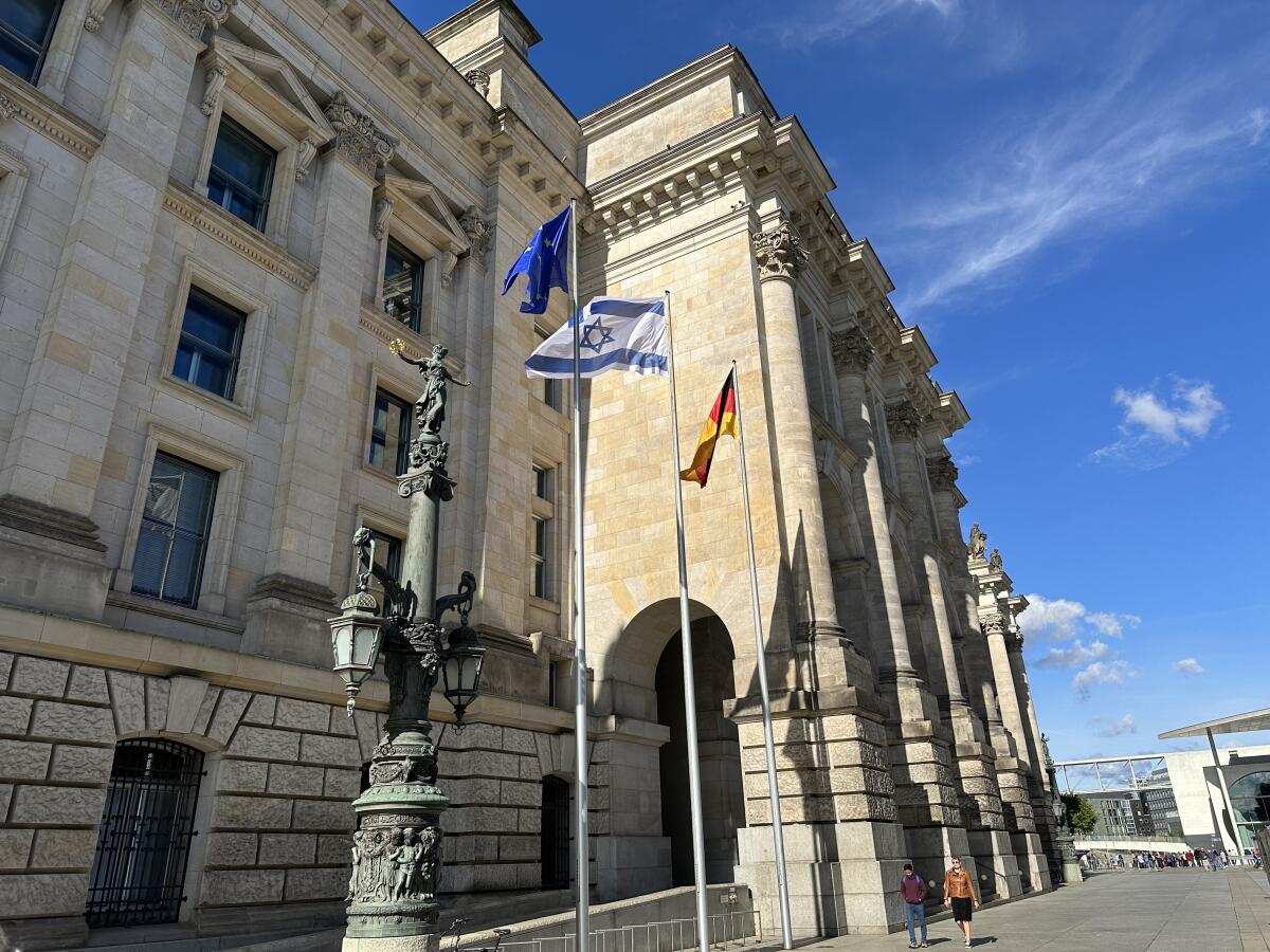 Als Geste der Solidarität mit den Menschen in Israel hat der Deutsche Bundestag am 8. Oktober 2023 die israelische Flagge gehisst. Israel steht seit dem Vortag unter massiven und brutalen Angriffen der Hamas. Als Geste der Solidarität mit den Menschen in Israel hat der Deutsche Bundestag am 8. Oktober 2023 die israelische Flagge gehisst. Israel steht seit dem Vortag unter massiven und brutalen Angriffen der Hamas.