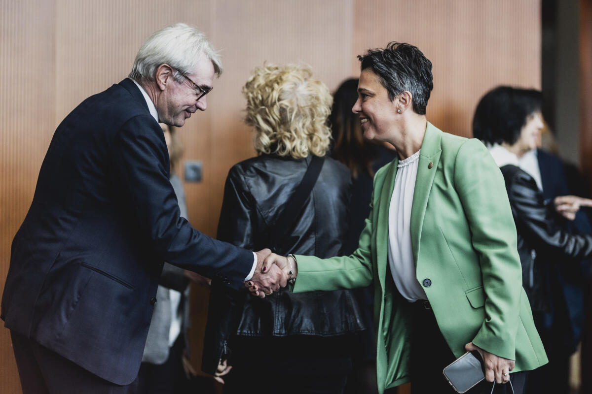 Die rumänische Abgeordnetenkammer zu Gast im Ausschuss für Arbeit und Soziales.; Hier (vlnr): Carl-Julius Cronenberg, FDP, MdB und Stellv. Vorsitzende der rumänischen Abgeordnetenkammer Eva-Andrea Csep, UDMR Cronenberg, Carl-Julius Die rumänische Abgeordnetenkammer zu Gast im Ausschuss für Arbeit und Soziales.; Hier (vlnr): Carl-Julius Cronenberg, FDP, MdB und Stellv. Vorsitzende der rumänischen Abgeordnetenkammer Eva-Andrea Csep, UDMR