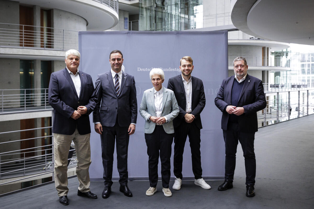 Parlamentspräsident der Republik Kosovo, Glauk Konjufca, zu Gast im Verteidigungsausschuss.; Hier (vlnr): Markus Grübel, CDU/CSU, MdB; Glauk Konjufca; Vorsitzende Marie-Agnes Strack-Zimmermann, FDP, MdB; Philip Krämer, Bündnis 90/Die Grünen, MdB; Jörg Nürnberger, SPD, MdB Grübel, Markus; Strack-Zimmermann, Marie-Agnes; Krämer, Philip; Nürnberger, Jörg Parlamentspräsident der Republik Kosovo, Glauk Konjufca, zu Gast im Verteidigungsausschuss.; Hier (vlnr): Markus Grübel, CDU/CSU, MdB; Glauk Konjufca; Vorsitzende Marie-Agnes Strack-Zimmermann, FDP, MdB; Philip Krämer, Bündnis 90/Die Grünen, MdB; Jörg Nürnberger, SPD, MdB