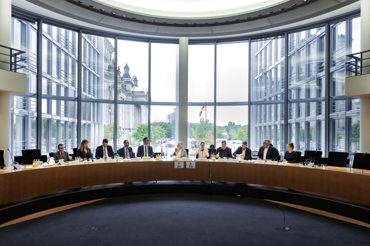 Parlamentspräsident der Republik Kosovo, Glauk Konjufca, zu Gast im Verteidigungsausschuss. Blick in den Saal. Parlamentspräsident der Republik Kosovo, Glauk Konjufca, zu Gast im Verteidigungsausschuss. Blick in den Saal.