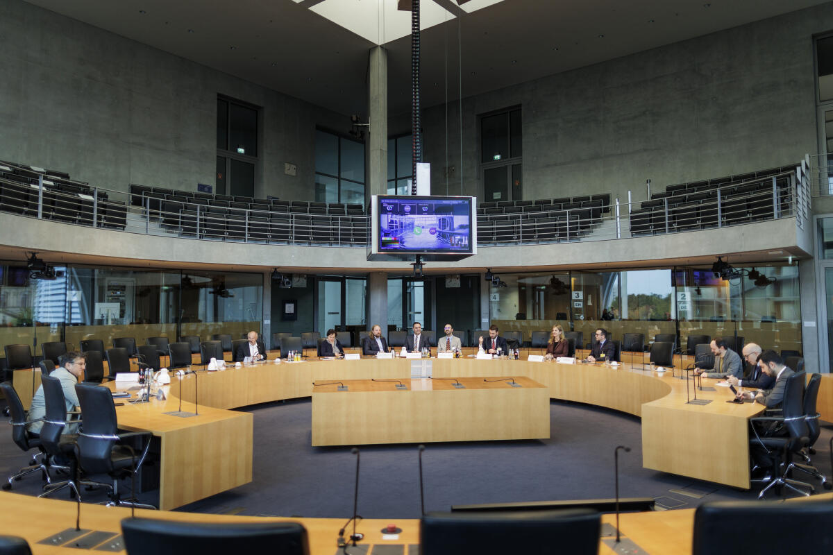 Parlamentspräsident der Republik Kosovo, Glauk Konjufca, zu Gast im Ausschuss für die Angelegenheiten der europäischen Union. Blick in den Saal. Parlamentspräsident der Republik Kosovo, Glauk Konjufca, zu Gast im Ausschuss für die Angelegenheiten der europäischen Union. Blick in den Saal.