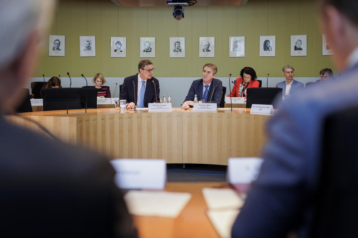 Präsident der Max-Planck-Gesellschaft, Prof. Dr. Patrick Cramer (l), und Vorsitzender des Wissenschaftsrats, Prof. Dr. Wolfgang Wick (r), zu Gast im Ausschuss für Bildung, Forschung und Technikfolgenabschätzung. Präsident der Max-Planck-Gesellschaft, Prof. Dr. Patrick Cramer (l), und Vorsitzender des Wissenschaftsrats, Prof. Dr. Wolfgang Wick (r), zu Gast im Ausschuss für Bildung, Forschung und Technikfolgenabschätzung.
