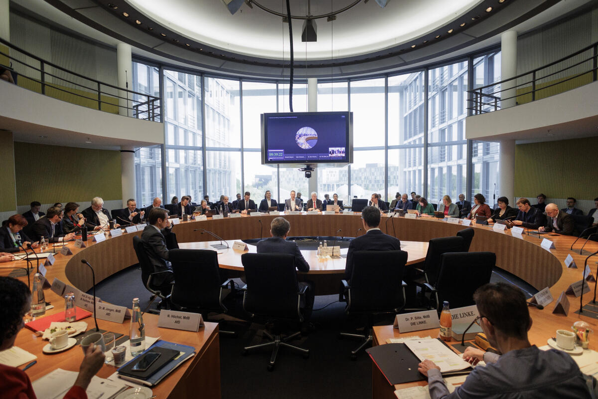 Präsident der Max-Planck-Gesellschaft, Prof. Dr. Patrick Cramer, und Vorsitzender des Wissenschaftsrats, Prof. Dr. Wolfgang Wick, zu Gast im Ausschuss für Bildung, Forschung und Technikfolgenabschätzung. Blick in den Saal. Präsident der Max-Planck-Gesellschaft, Prof. Dr. Patrick Cramer, und Vorsitzender des Wissenschaftsrats, Prof. Dr. Wolfgang Wick, zu Gast im Ausschuss für Bildung, Forschung und Technikfolgenabschätzung. Blick in den Saal.