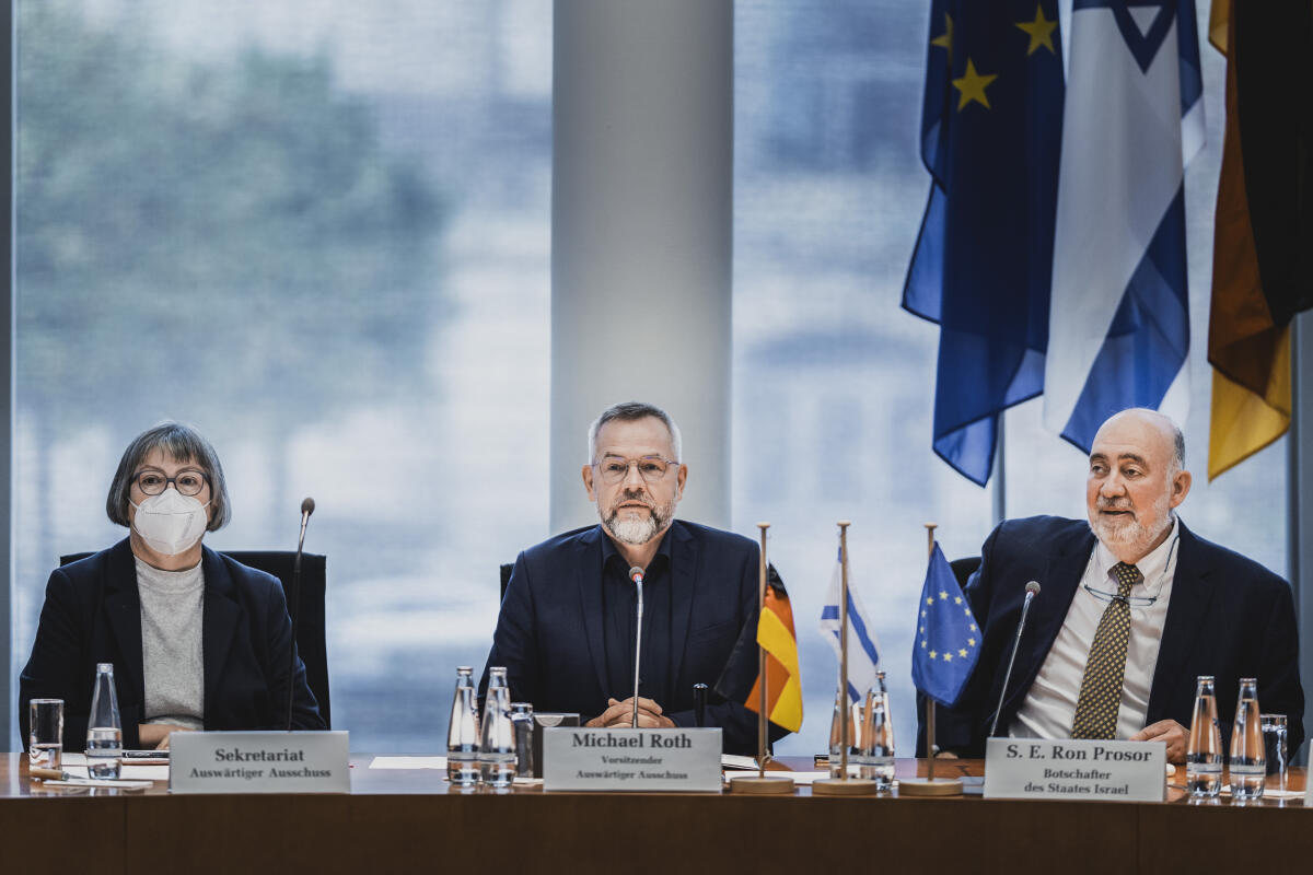 Ron Prosor (l), Botschafter Israels in Deutschland, zu Gast im Auswärtiger Ausschuss unter Leitung des Vorsitzenden Michael Roth (m), SPD, MdB. Roth, Michael Ron Prosor (l), Botschafter Israels in Deutschland, zu Gast im Auswärtiger Ausschuss unter Leitung des Vorsitzenden Michael Roth (m), SPD, MdB.