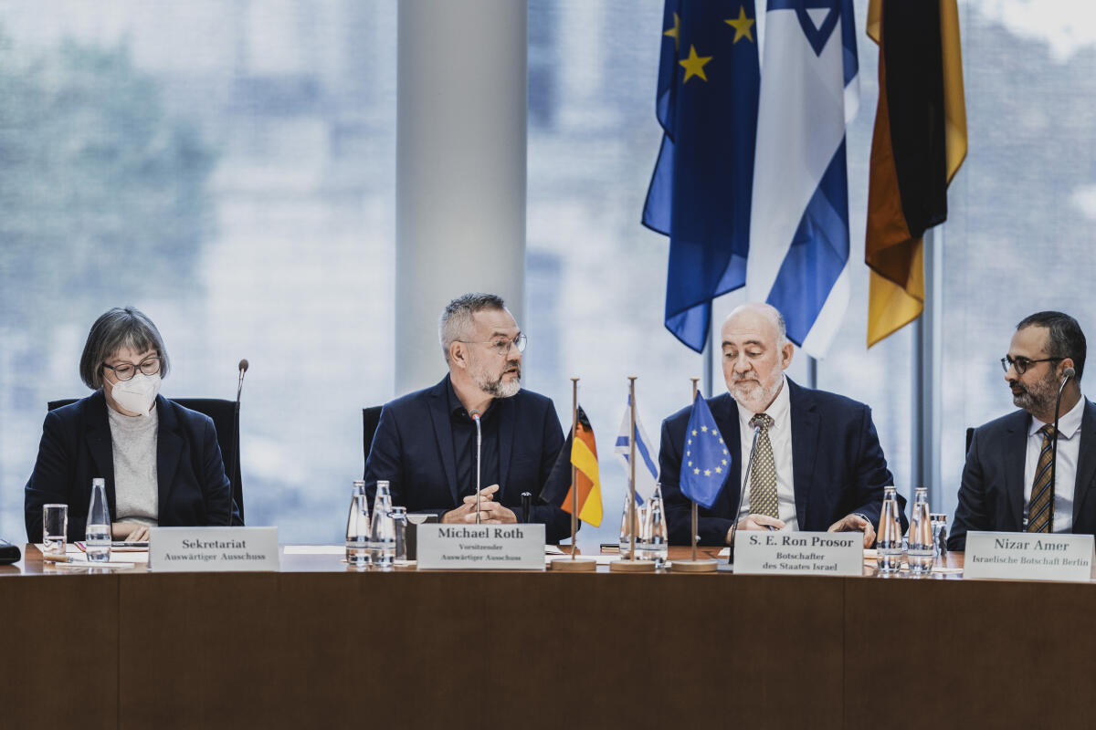 Ron Prosor (2vr), Botschafter Israels in Deutschland, zu Gast im Auswärtiger Ausschuss unter Leitung des Vorsitzenden Michael Roth (2vl), SPD, MdB. Roth, Michael Ron Prosor (2vr), Botschafter Israels in Deutschland, zu Gast im Auswärtiger Ausschuss unter Leitung des Vorsitzenden Michael Roth (2vl), SPD, MdB.