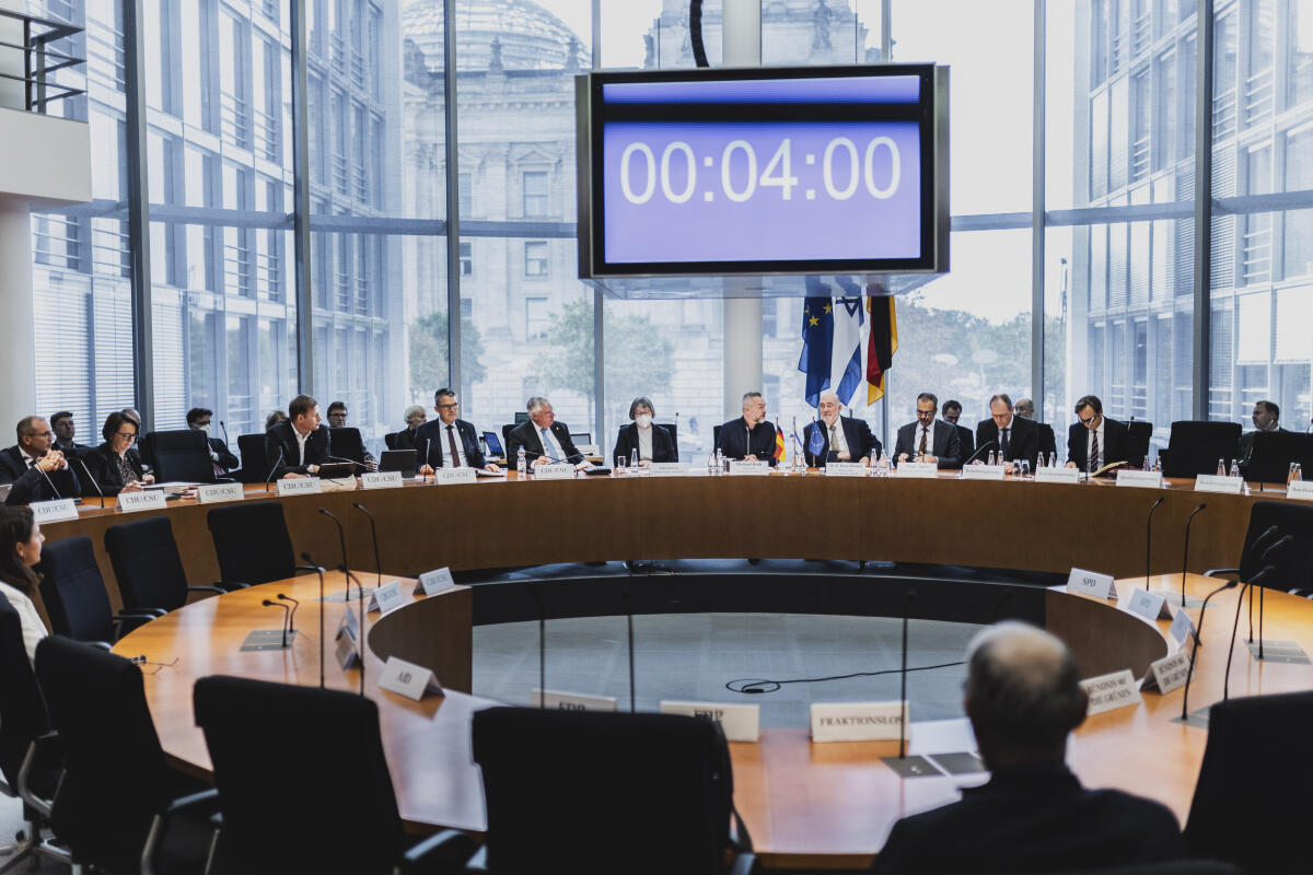 Ron Prosor, Botschafter Israels in Deutschland, zu Gast im Auswärtiger Ausschuss. Blick in den Saal. Ron Prosor, Botschafter Israels in Deutschland, zu Gast im Auswärtiger Ausschuss. Blick in den Saal.