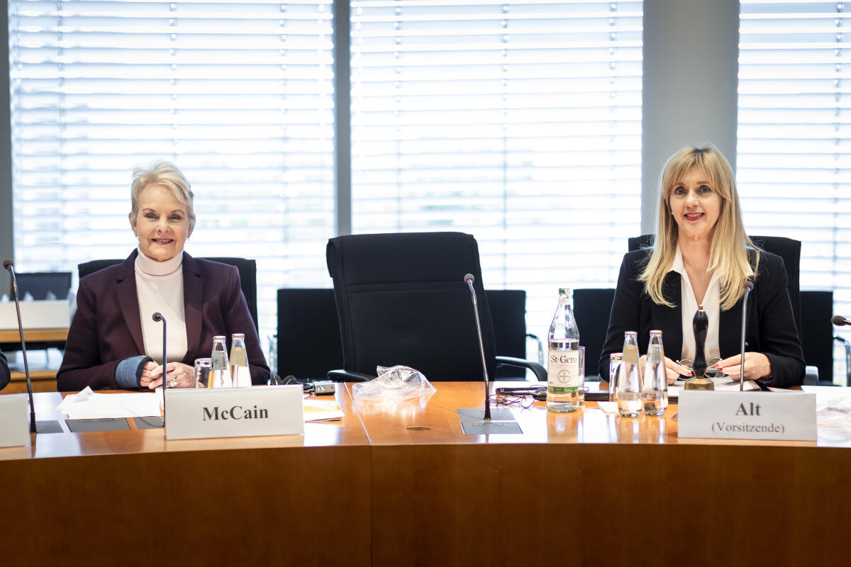 Exekutivdirektorin des Welternährungsprogramms der Vereinten Nationen, Cindy McCain (l), zu Gast im Ausschuss für Menschenrechte und humanitäre Hilfe unter Leitung der Vorsitzenden Renata Alt (r), FDP, MdB. Alt, Renata Exekutivdirektorin des Welternährungsprogramms der Vereinten Nationen, Cindy McCain (l), zu Gast im Ausschuss für Menschenrechte und humanitäre Hilfe unter Leitung der Vorsitzenden Renata Alt (r), FDP, MdB.